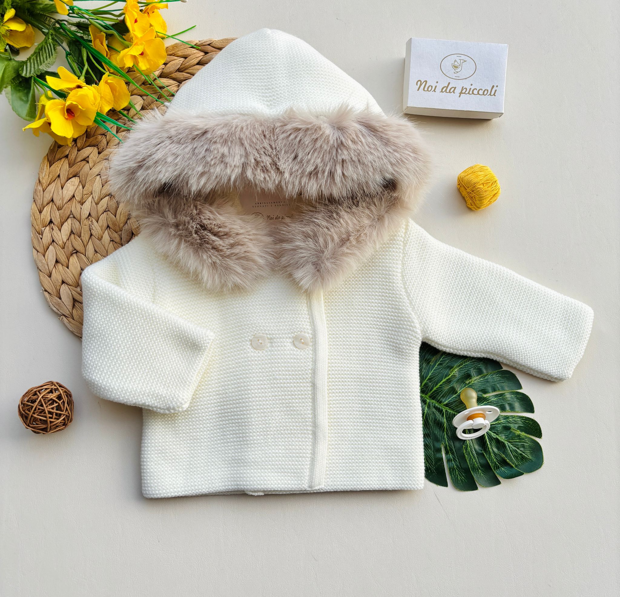 CARDIGAN CON CAPPUCCIO PELLICCIOSO E BOTTONCINI CRUDO - Noi da piccoli