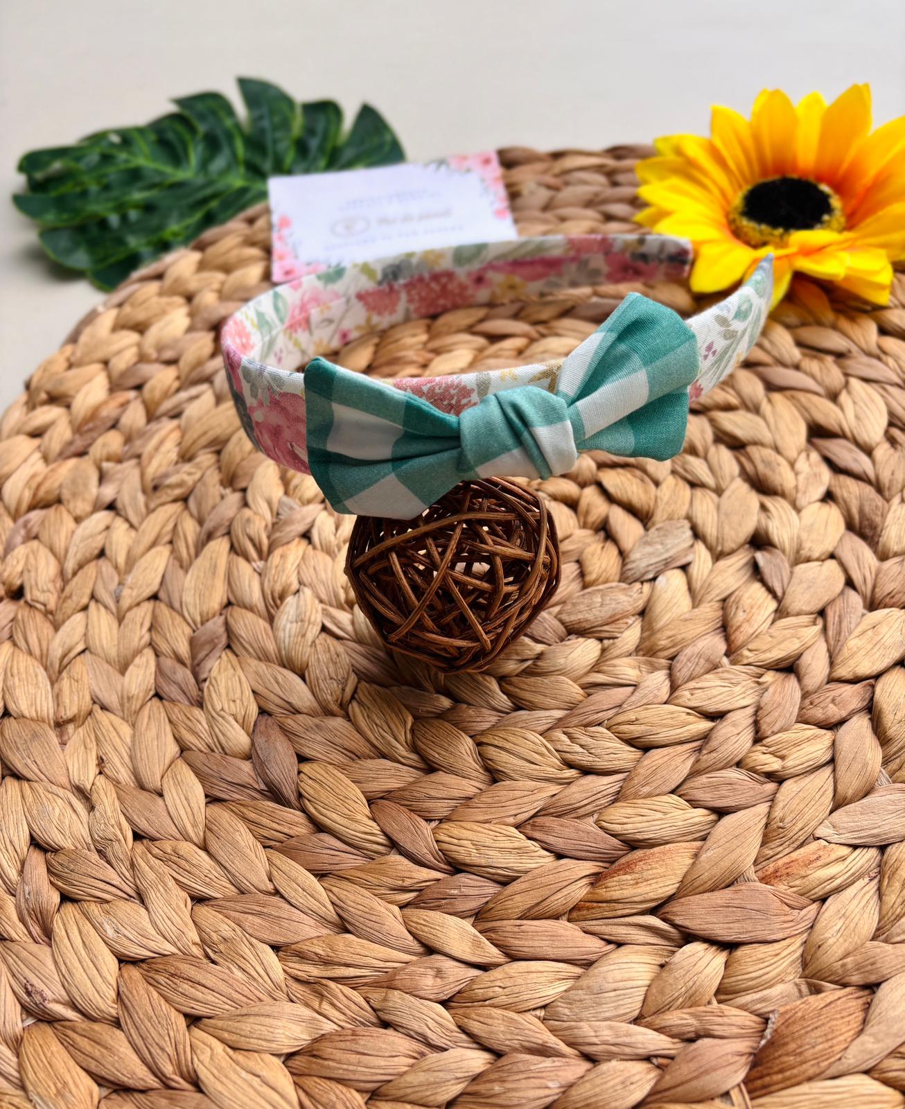 CERCHIETTO CON FIORELLINI E FIOCCHETTO A QUADRONI VERDE - Noi da piccoli