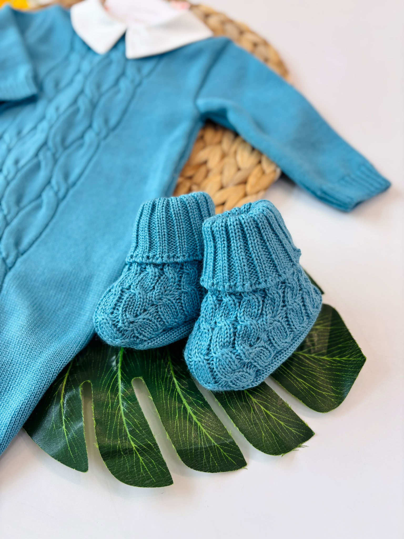 TUTINA CON BABBUCCE 100%  IN LANA MERINO EXTRAFINE PETROLIO