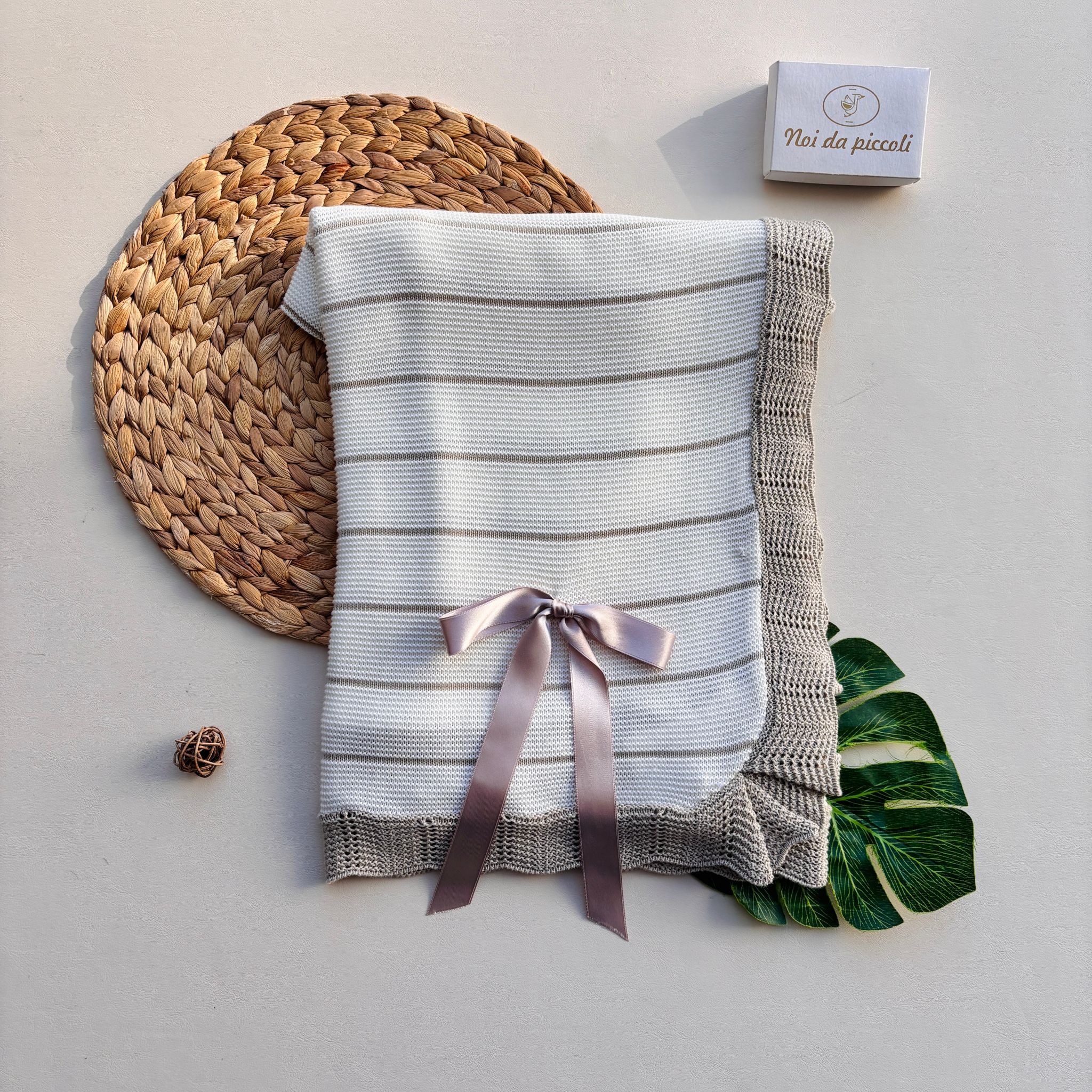 COERTINA IN COTONE A RIGHE CON FIOCCHETTINO CRUDO E BEIGE - Noi da piccoli