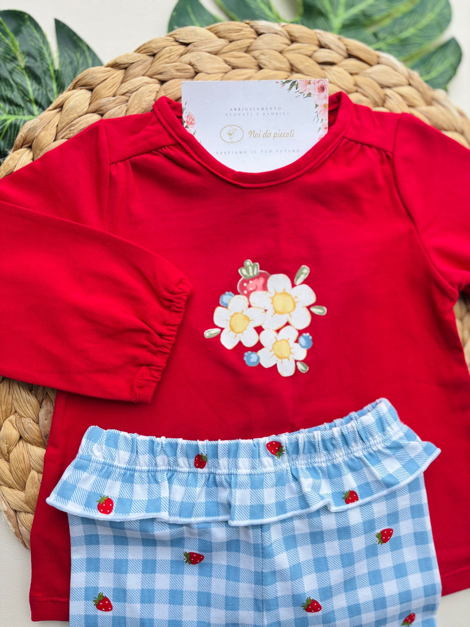 COMPLETO 2 PZ A QUADRONI CON FRAGOLINE E FIORELLINI COTONE ROJO - Noi da piccoli