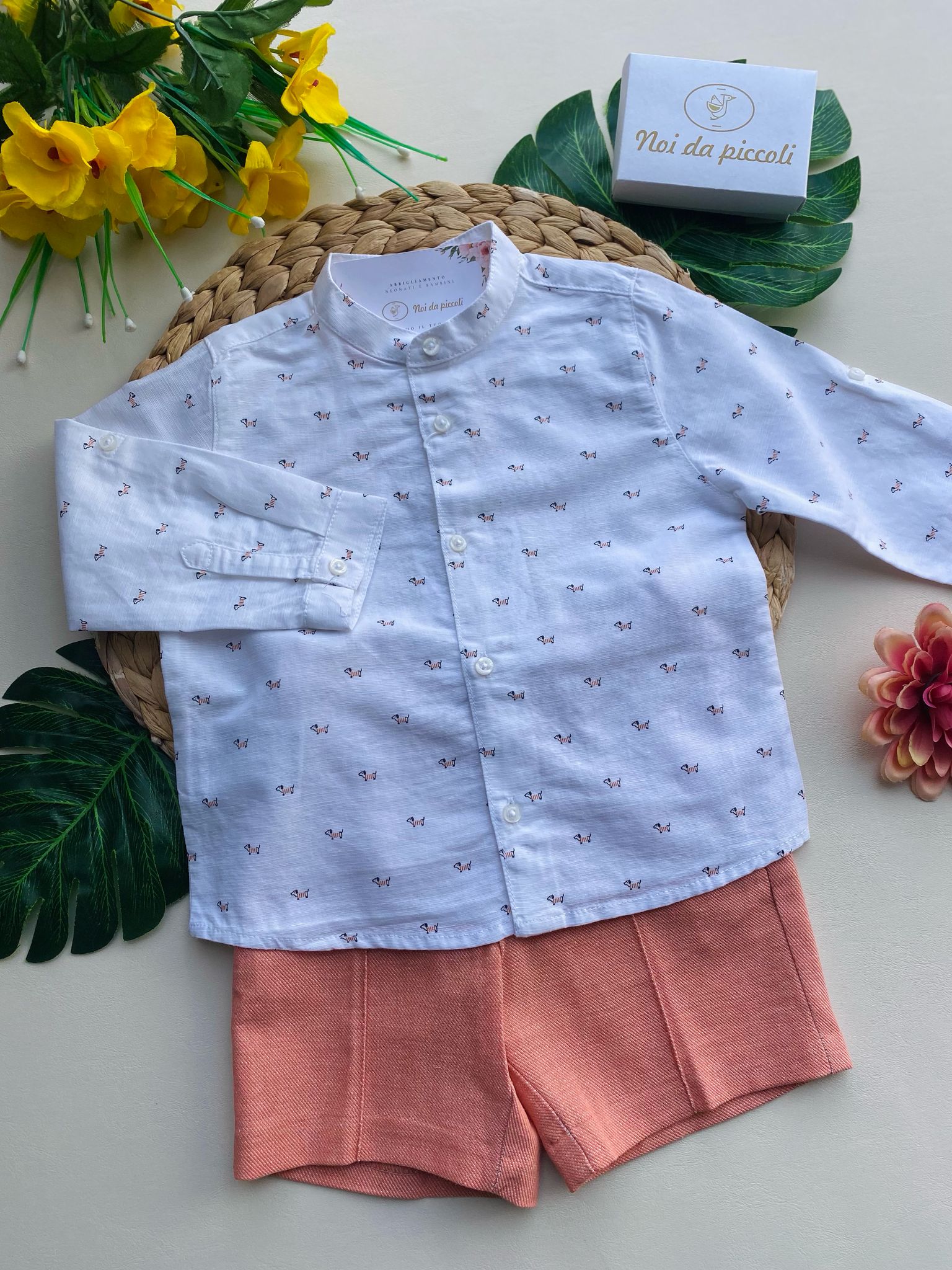 completo 2 pz con camicia bianca a fantasia e pantaloncino corallo - Noi da piccoli