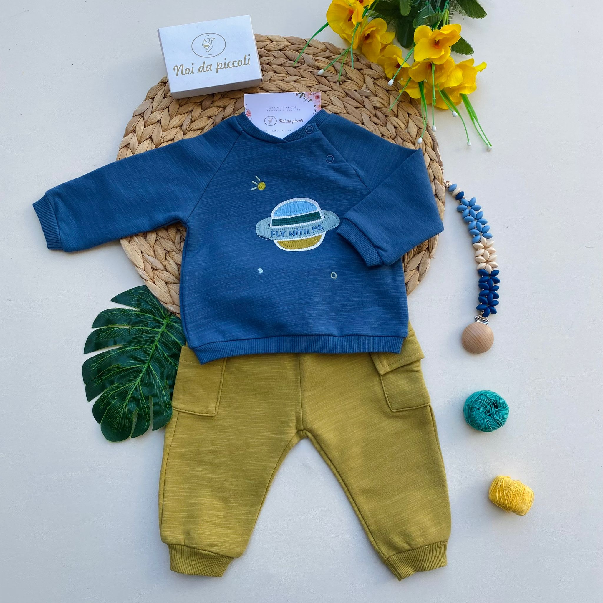 COMPLETO 2 PZ CON DISEGNINI FILATO CALDO OLIVA AVION - Noi da piccoli