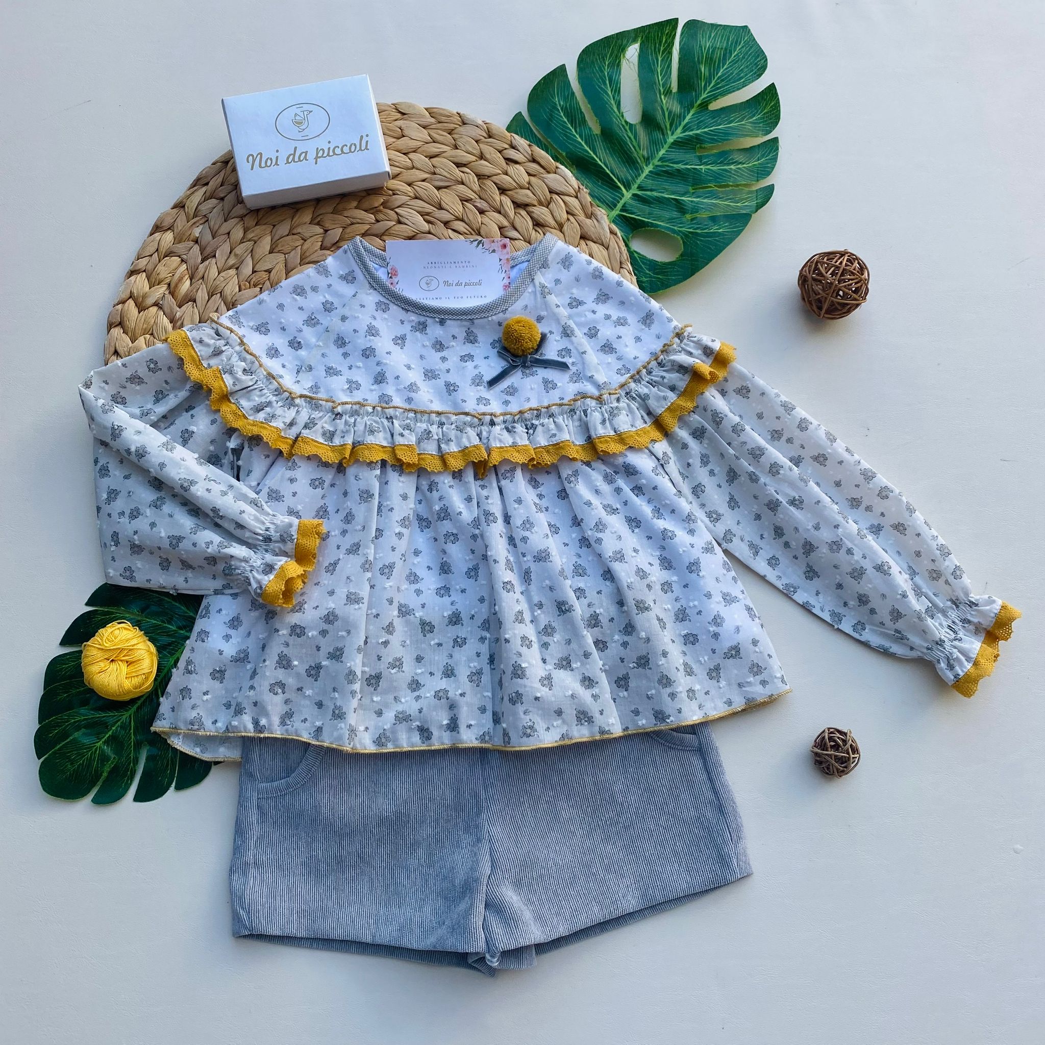 COMPLETO 2 PZ CON FIORELLINI FILATO CALDO GRIS ORO - Noi da piccoli