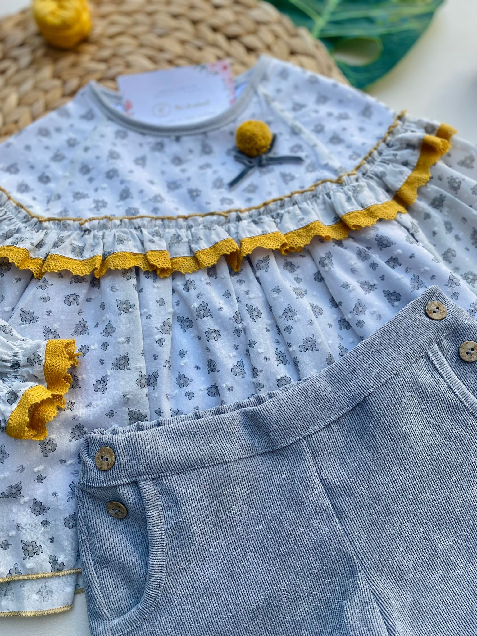 COMPLETO 2 PZ CON FIORELLINI FILATO CALDO GRIS ORO - Noi da piccoli