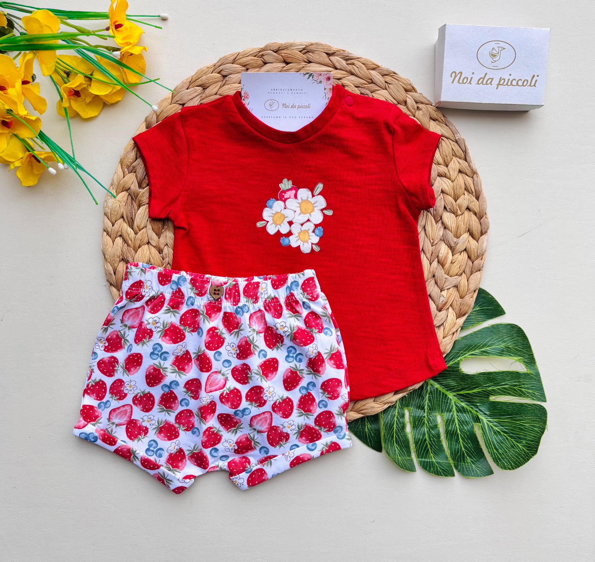 COMPLETO 2 PZ CON FRAGOLINE E FIORELLINI COTONE ROJO - Noi da piccoli