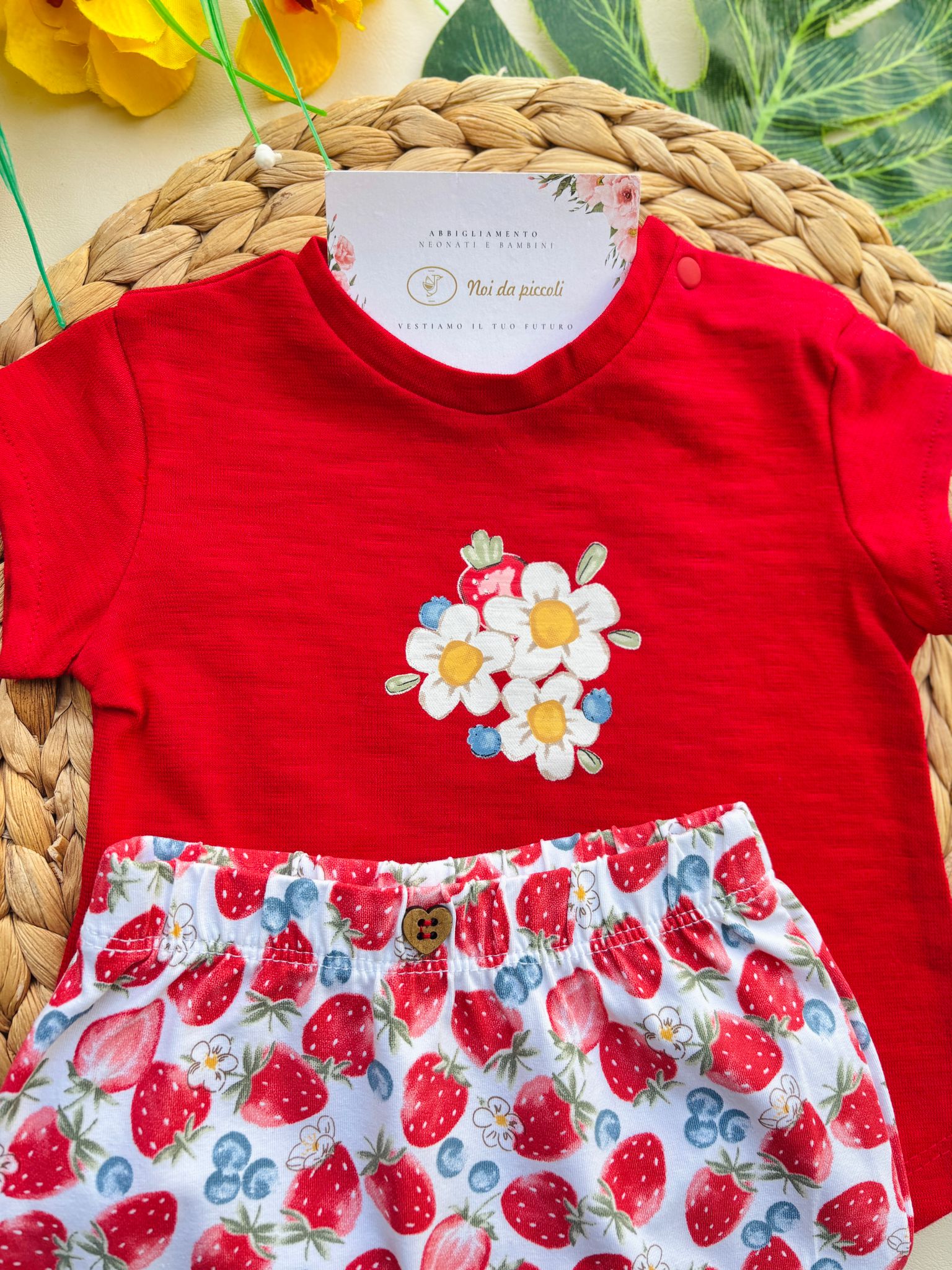 COMPLETO 2 PZ CON FRAGOLINE E FIORELLINI COTONE ROJO - Noi da piccoli