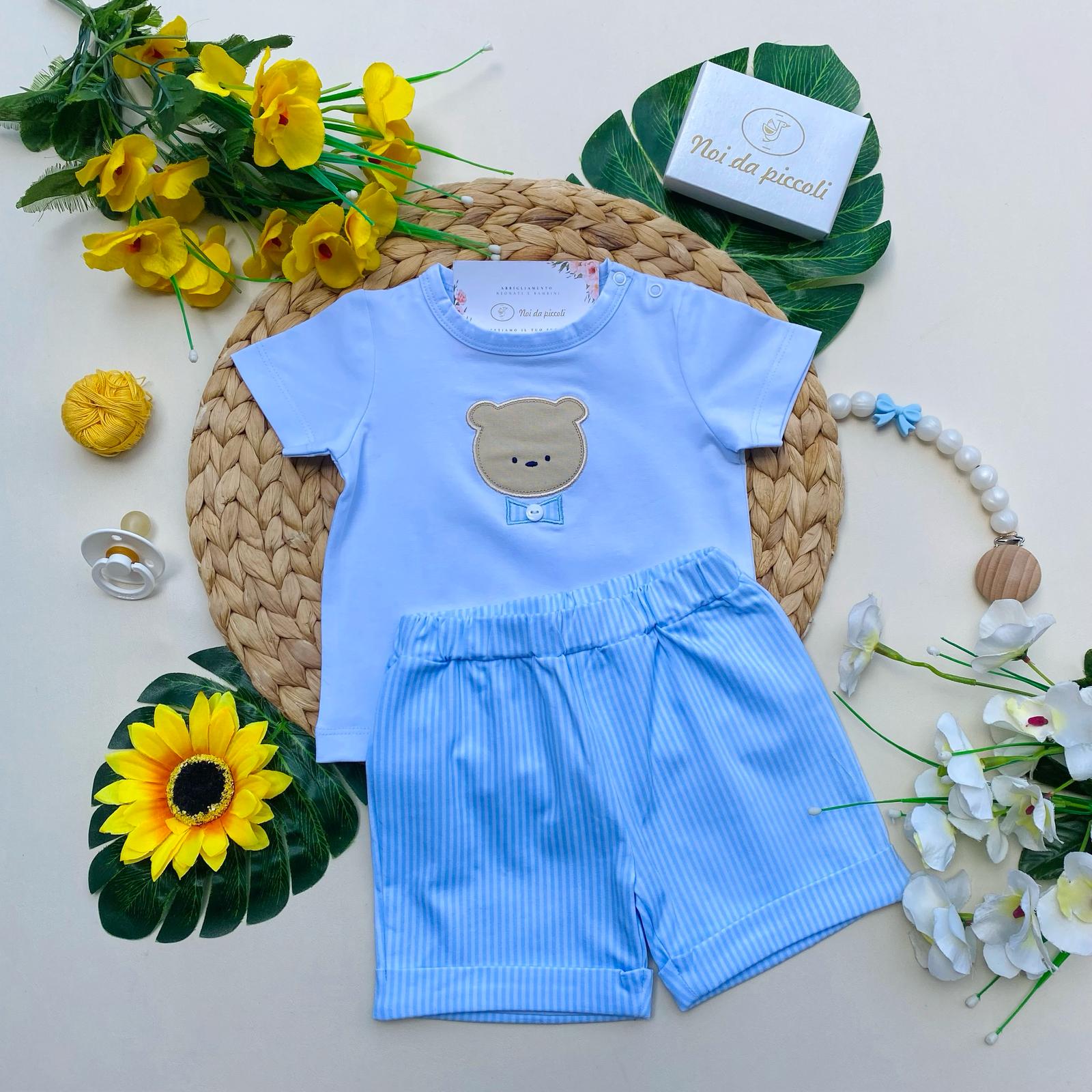 COMPLETO 2 PZ CON PANTALONCINO A RIGHE E MAGLIETTINA CIELO CON ORSETTO - Noi da piccoli