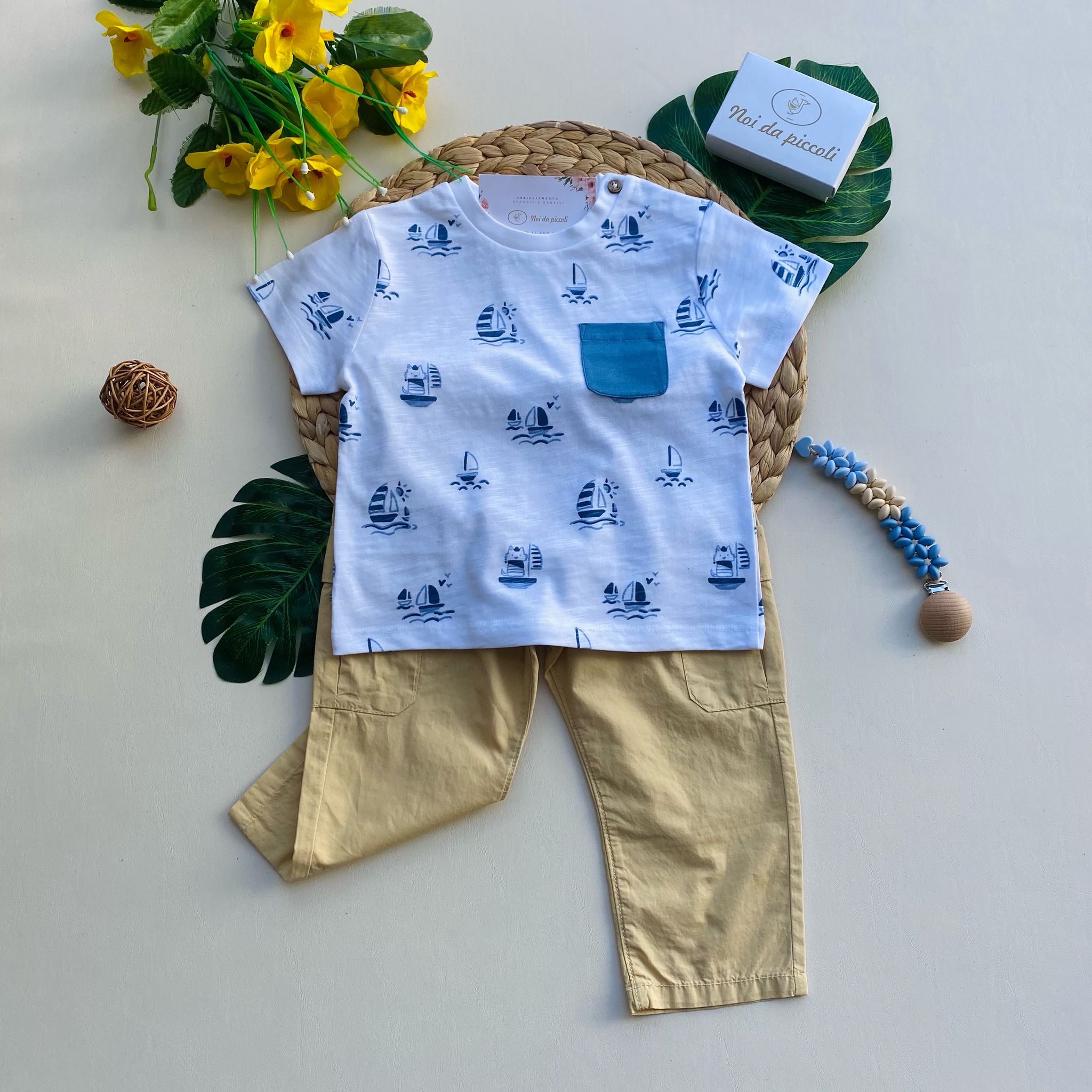 completo 2 pz con pantalone sabbia e magliettina bianca con navette blu - Noi da piccoli