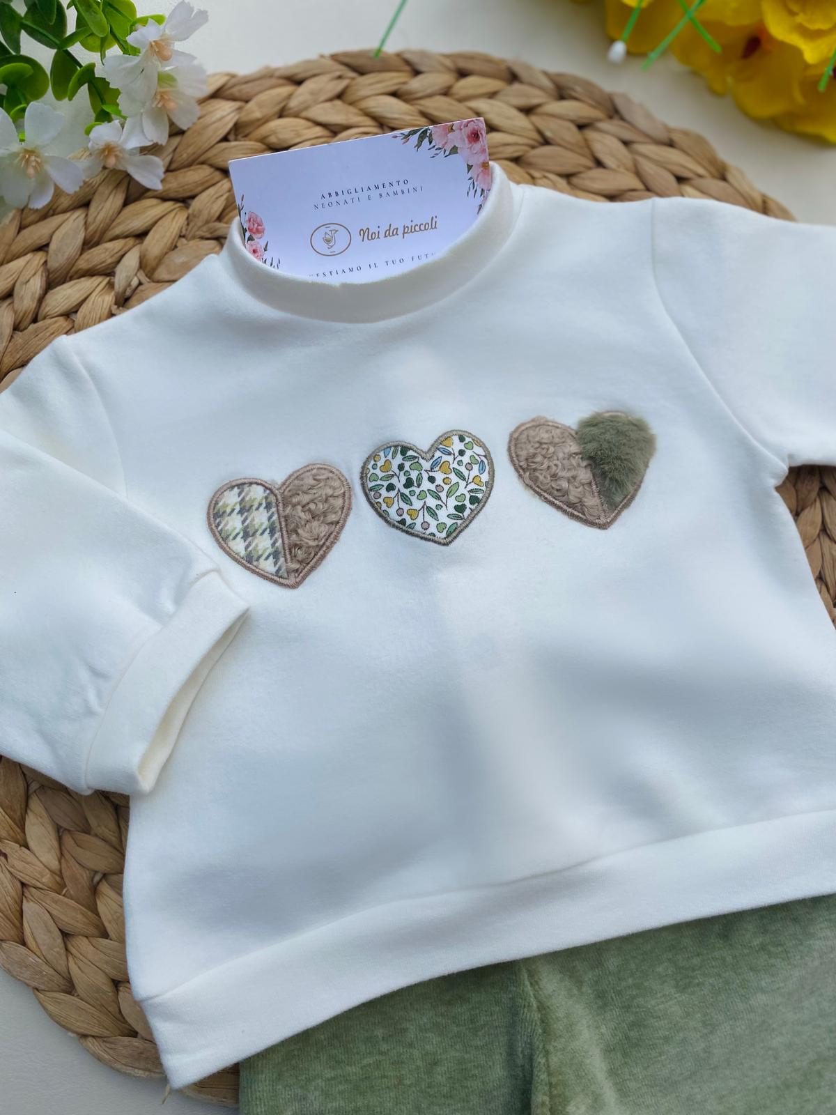 COMPLETO 2 PZ CON TRE CUORICINI CENTRALI FILATO CALDO BIANCO VERDE - Noi da piccoli
