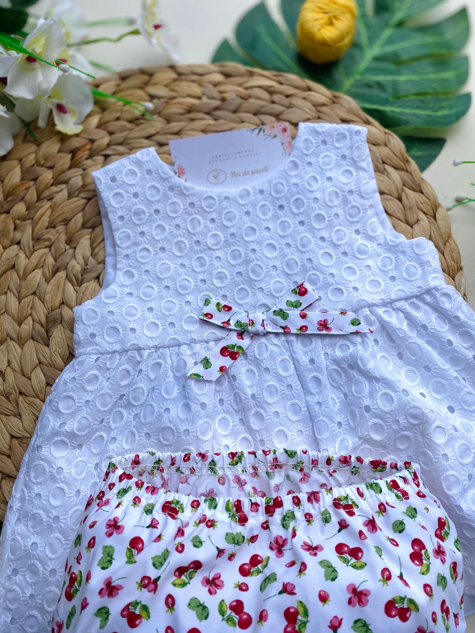 COMPLETO 2 PZ CON VESTINA BIANCA CON FIOCCHETTO E CULOTTINA CON CILIEGINE - Noi da piccoli