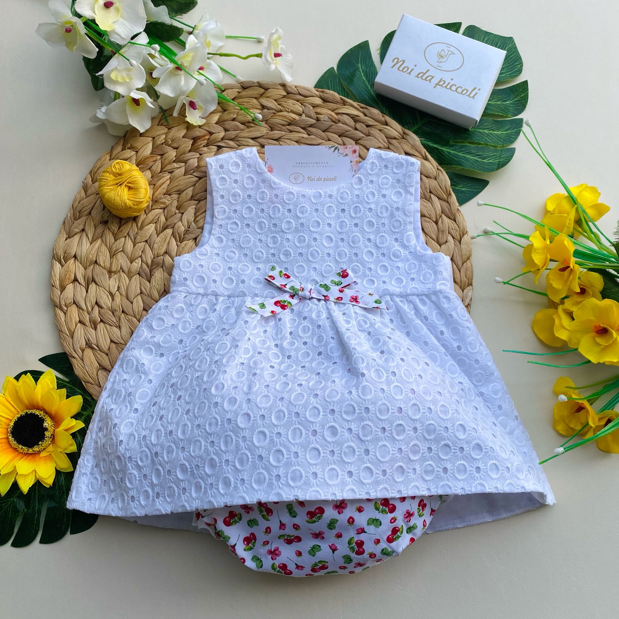 COMPLETO 2 PZ CON VESTINA BIANCA CON FIOCCHETTO E CULOTTINA CON CILIEGINE - Noi da piccoli