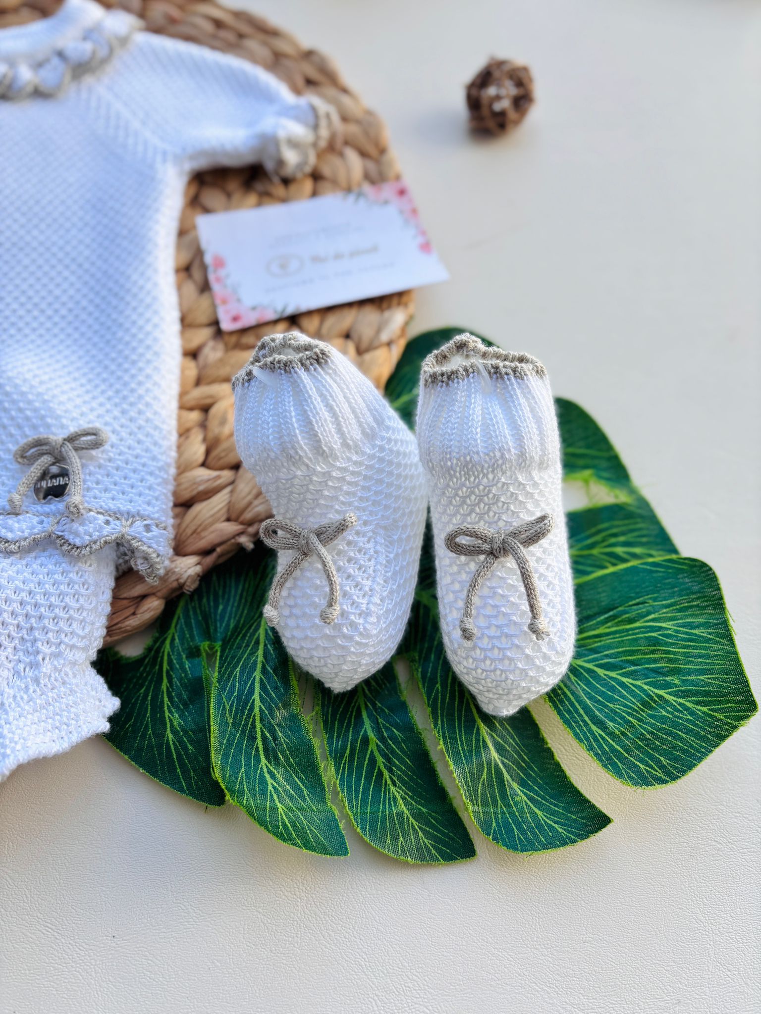 COMPLETO 2 PZ CORTO IN COTONE E ACRILICO E CON BABBUCCE BIANCO BEIGE - Noi da piccoli