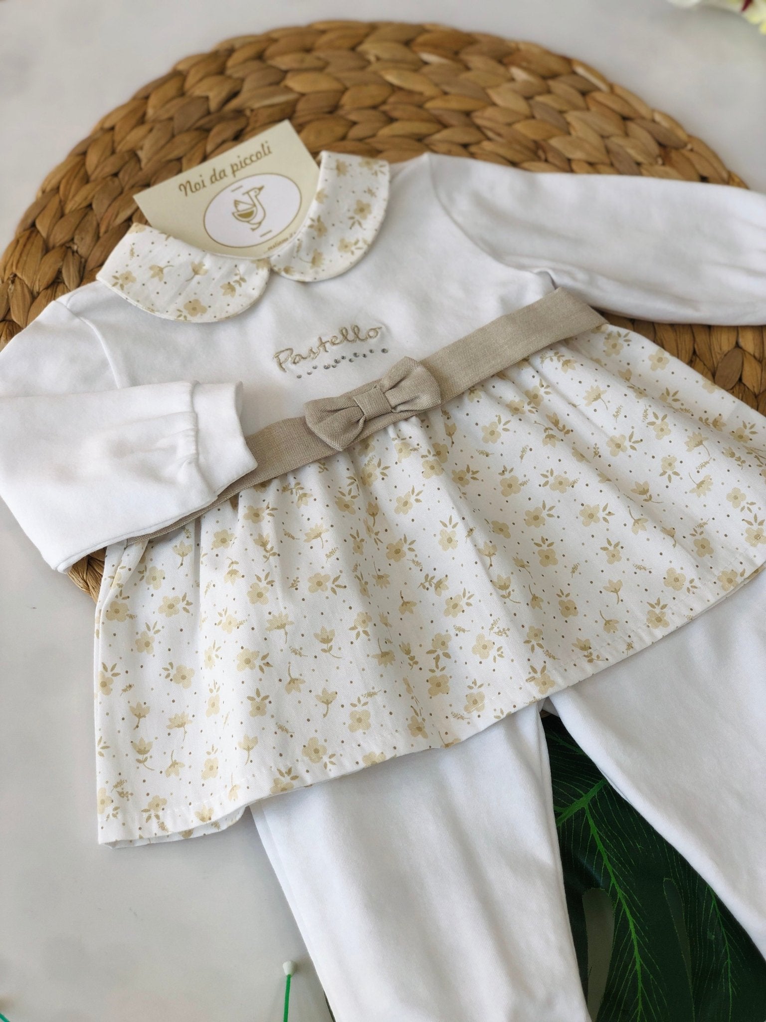 COMPLETO 2 PZ IN COTONE BIANCO E FIORELLINI BEIGE - Noi da piccoli