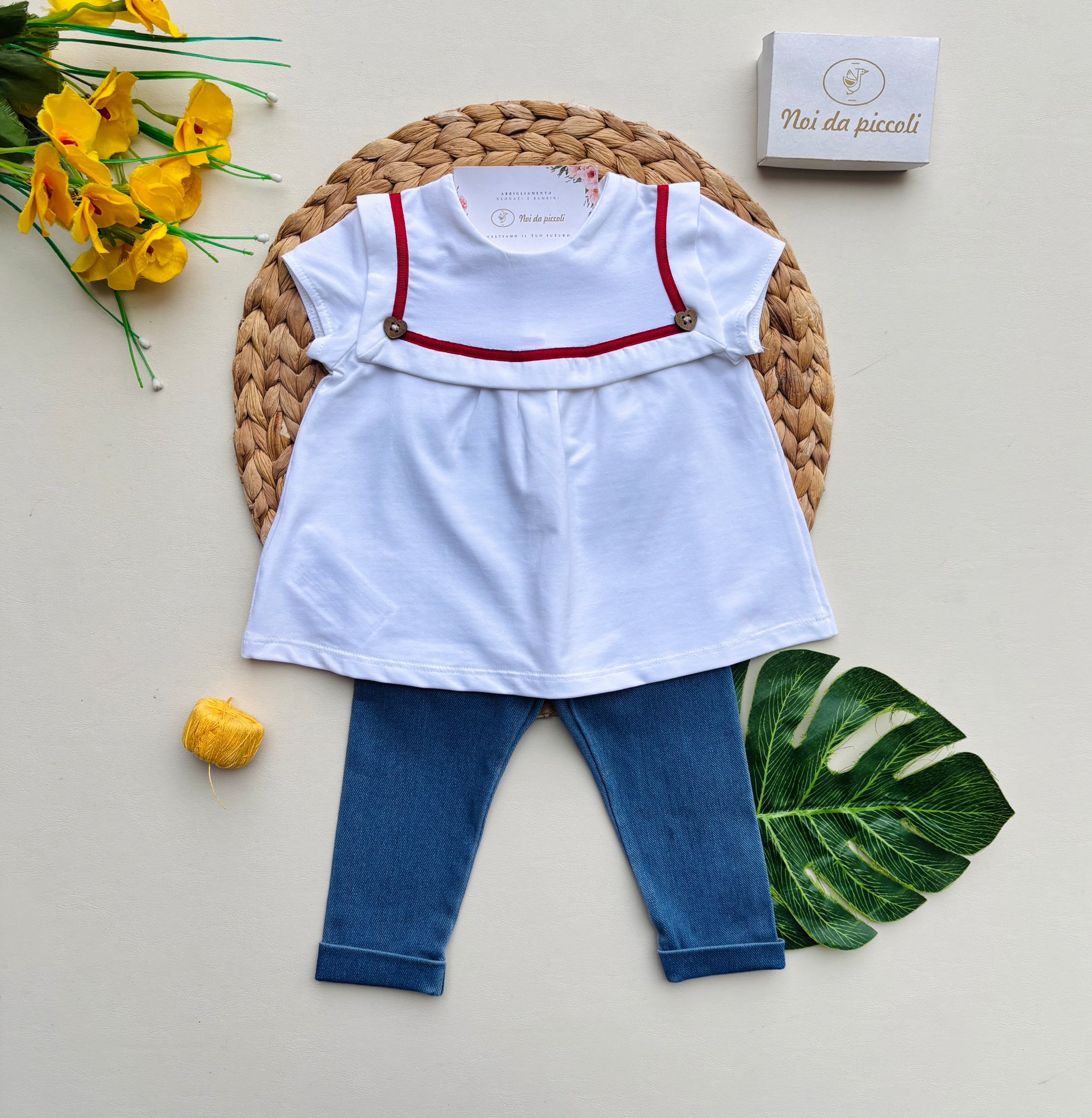 COMPLETO 2 PZ IN COTONE CON BOTTONCINI A FORMA DI CUORE BIANCO E JEANS - Noi da piccoli