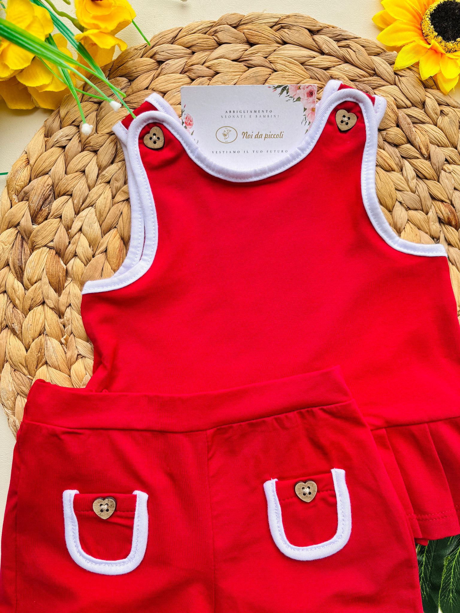 COMPLETO 2 PZ IN COTONE CON BOTTONCINI IN FINTO LEGNO A FORMA DI CUORICINO ROJO - Noi da piccoli