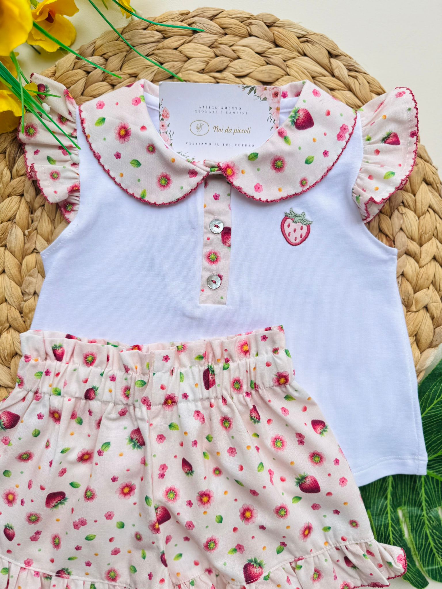 COMPLETO 2 PZ IN COTONE CON FIORELLINI E FRAGOLINE ROSA - Noi da piccoli