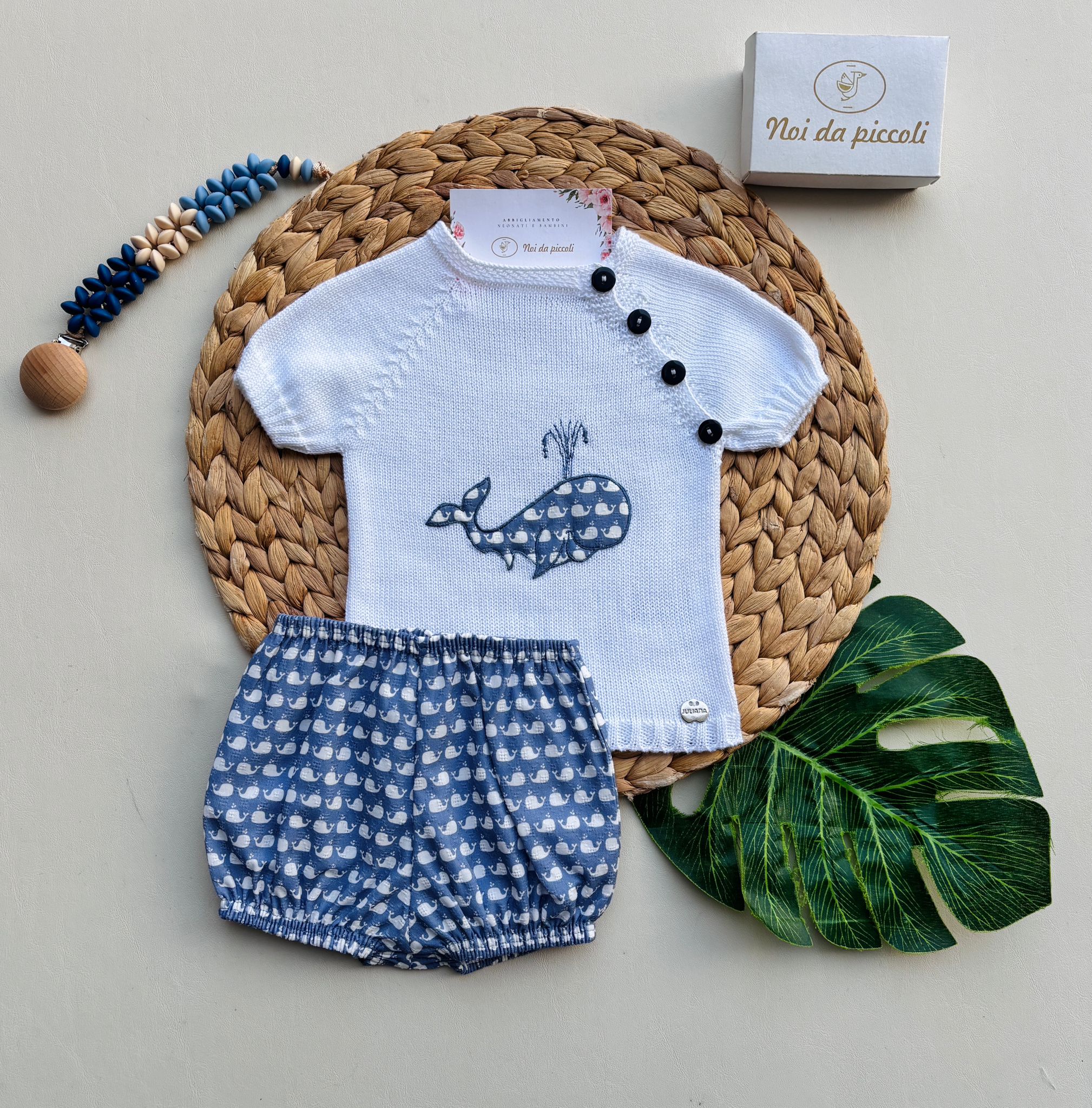 COMPLETO 2 PZ IN COTONE E ACRILICO CON BALENE E BOTTONCINI Bianco Cielo - Noi da piccoli