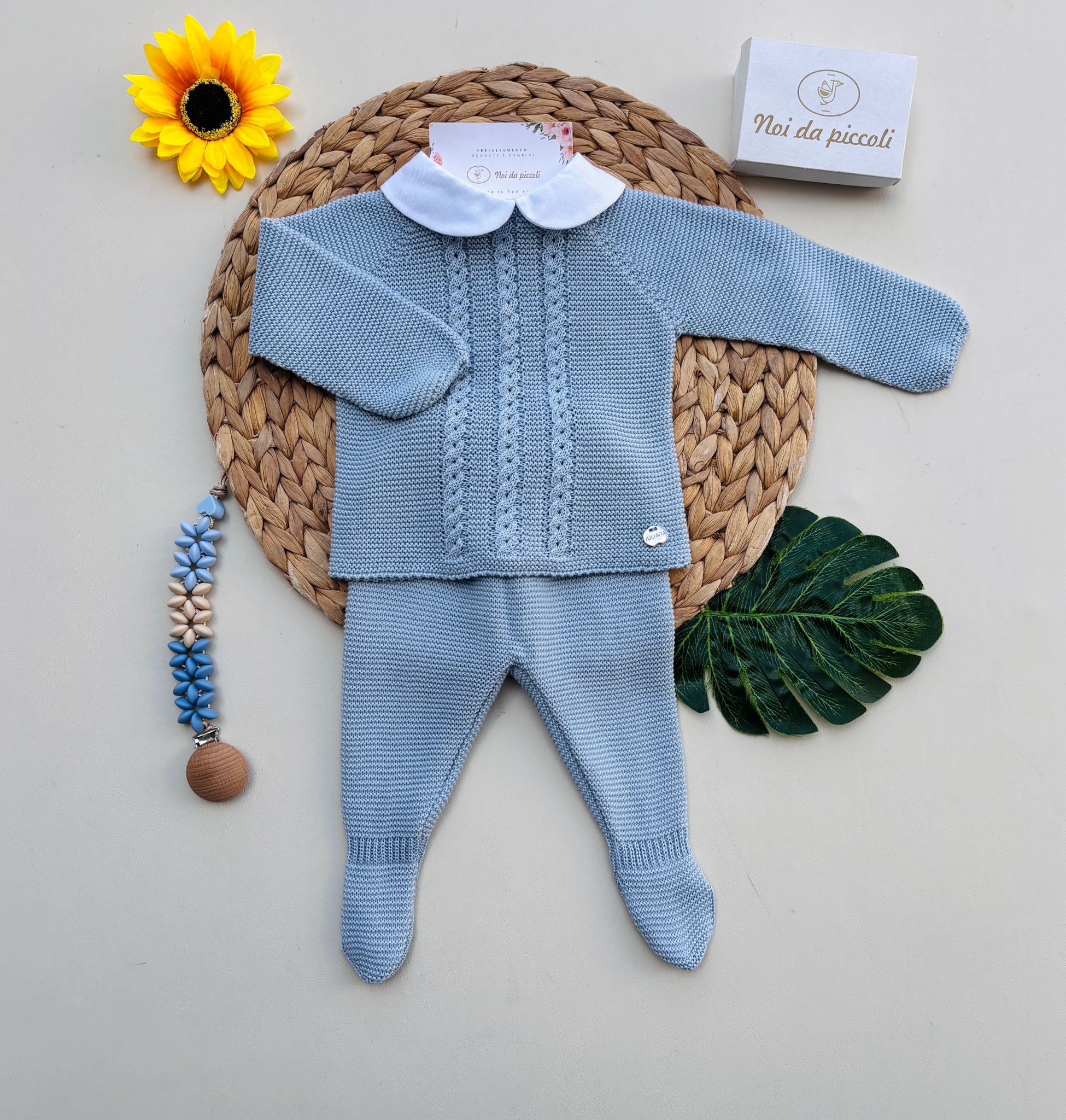 COMPLETO 2 PZ IN COTONE E ACRILICO CON RICAMI AD INTRECCIO E COLLETTO BIANCO CIELO - Noi da piccoli