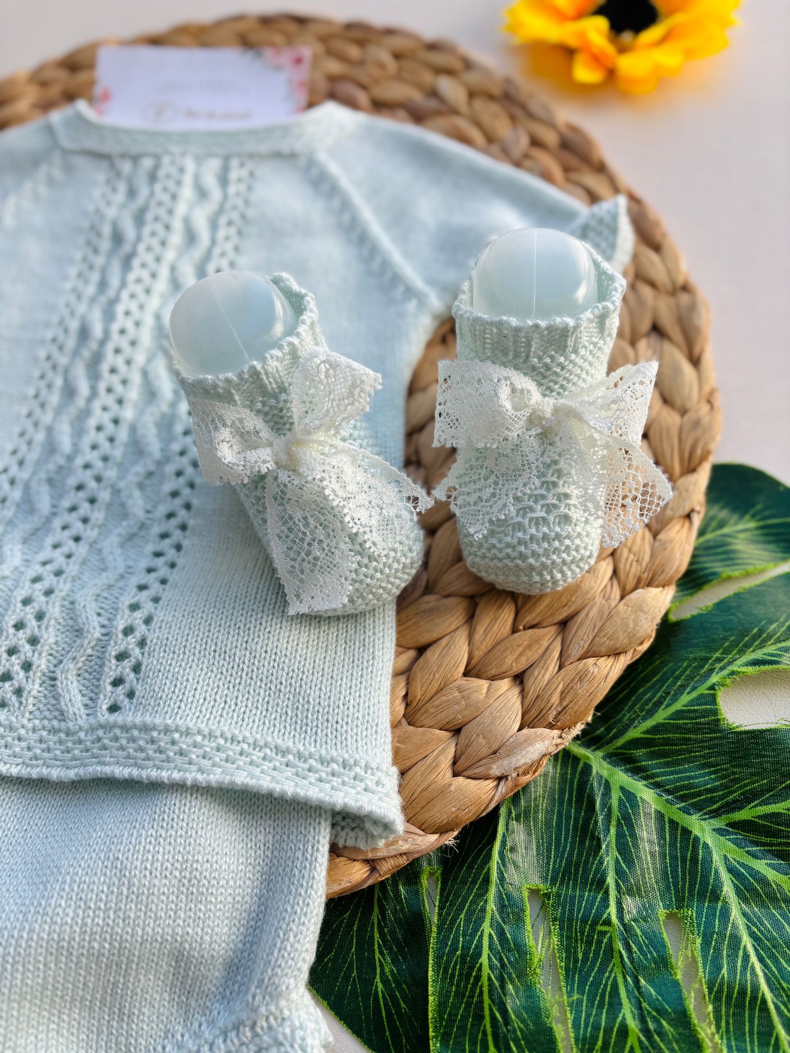 COMPLETO 2 PZ IN COTONE E ACRILICO CON RICAMI E BABBUCCE ABBINATE tiffany - Noi da piccoli