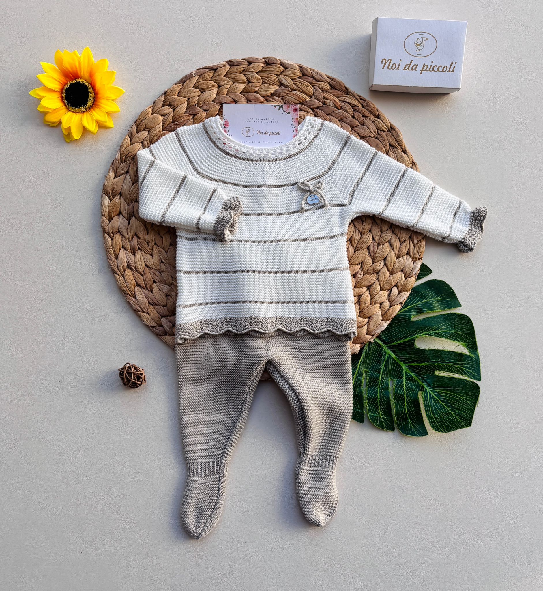 COMPLETO 2 PZ IN COTONE E ACRILICO CON STRISCE E FIOCCHETTINO CRUDO E BEIGE - Noi da piccoli