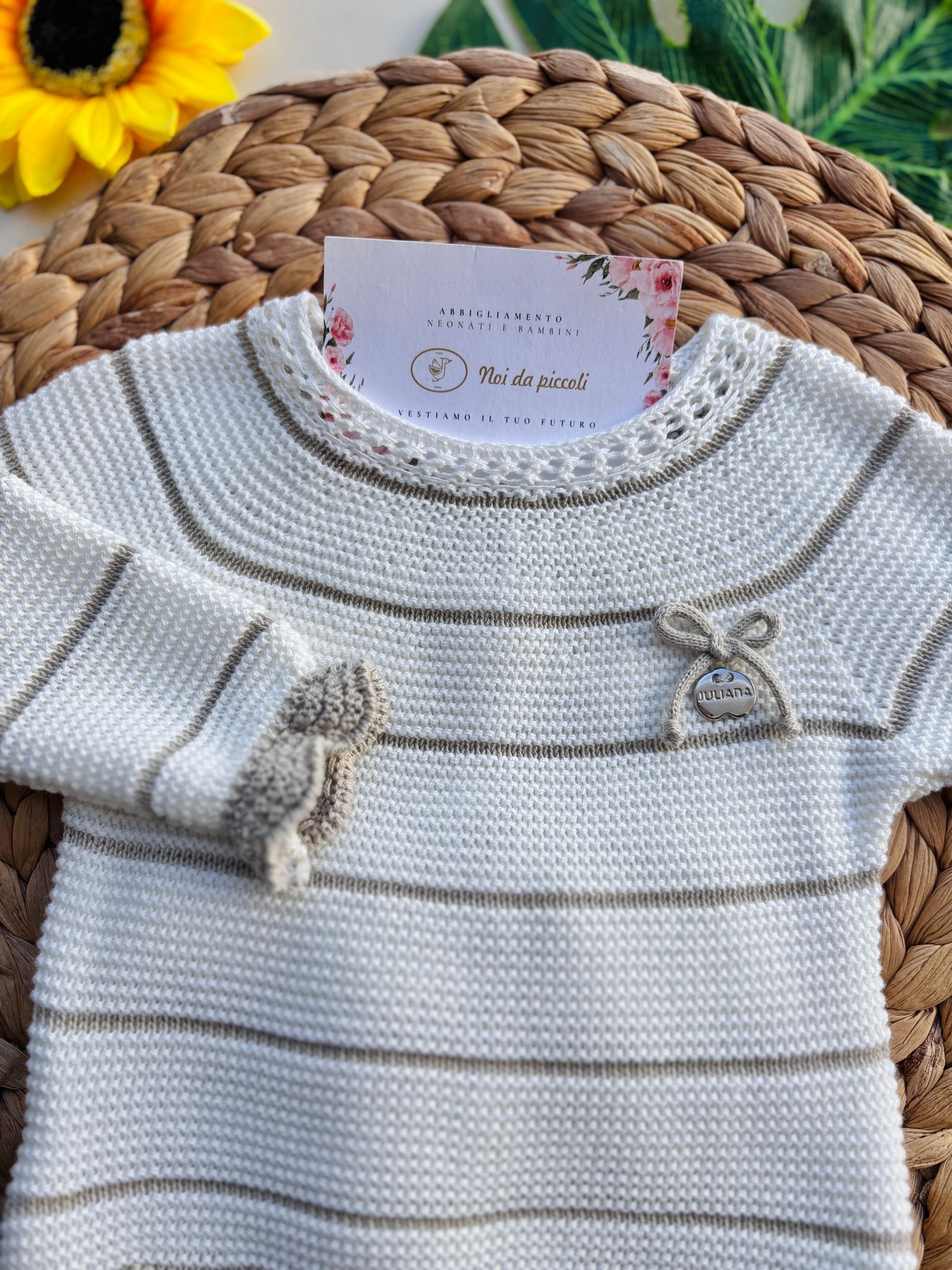 COMPLETO 2 PZ IN COTONE E ACRILICO CON STRISCE E FIOCCHETTINO CRUDO E BEIGE - Noi da piccoli