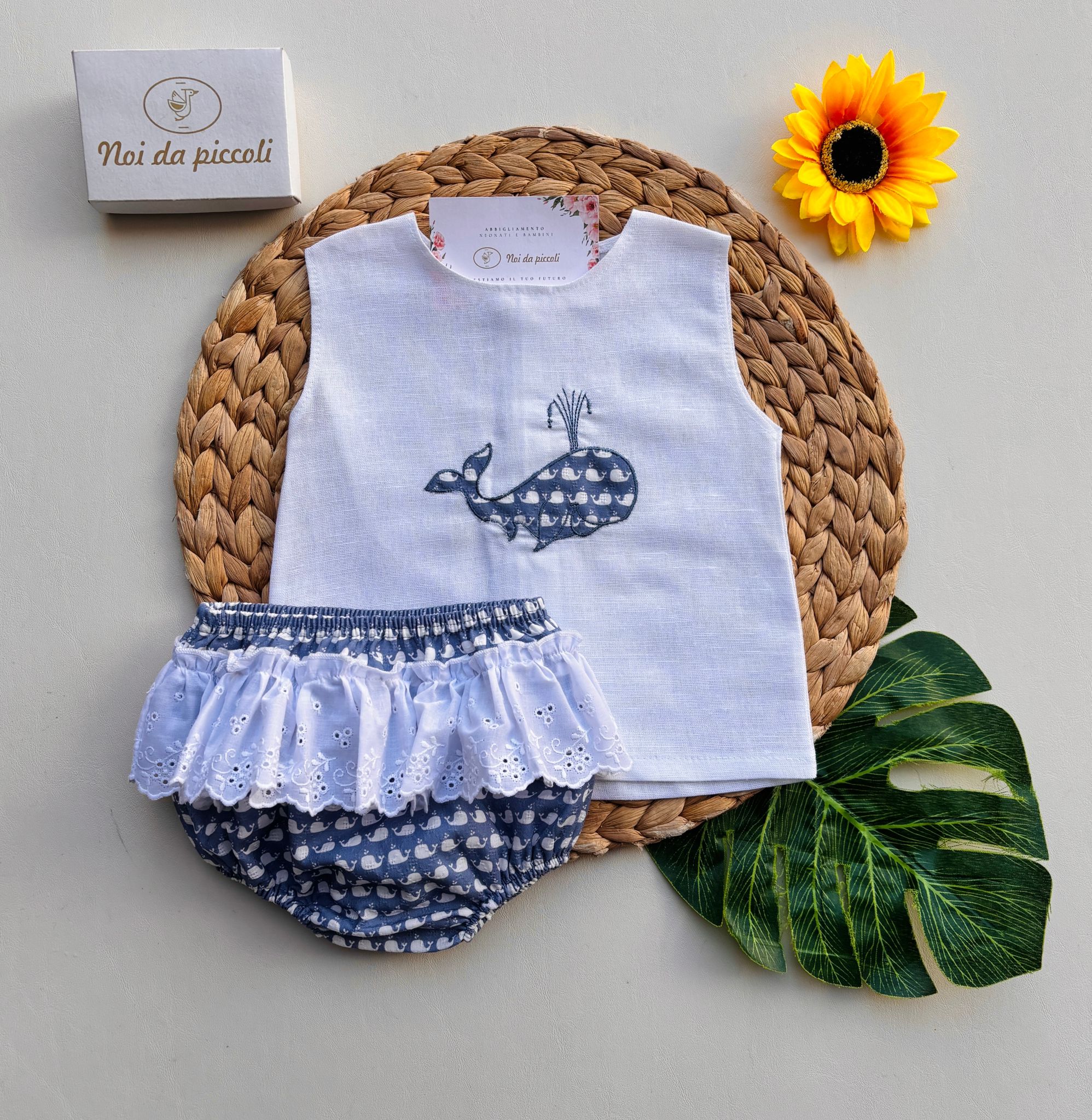 COMPLETO 2 PZ IN COTONE E LINO CON BALENE Bianco Cielo - Noi da piccoli