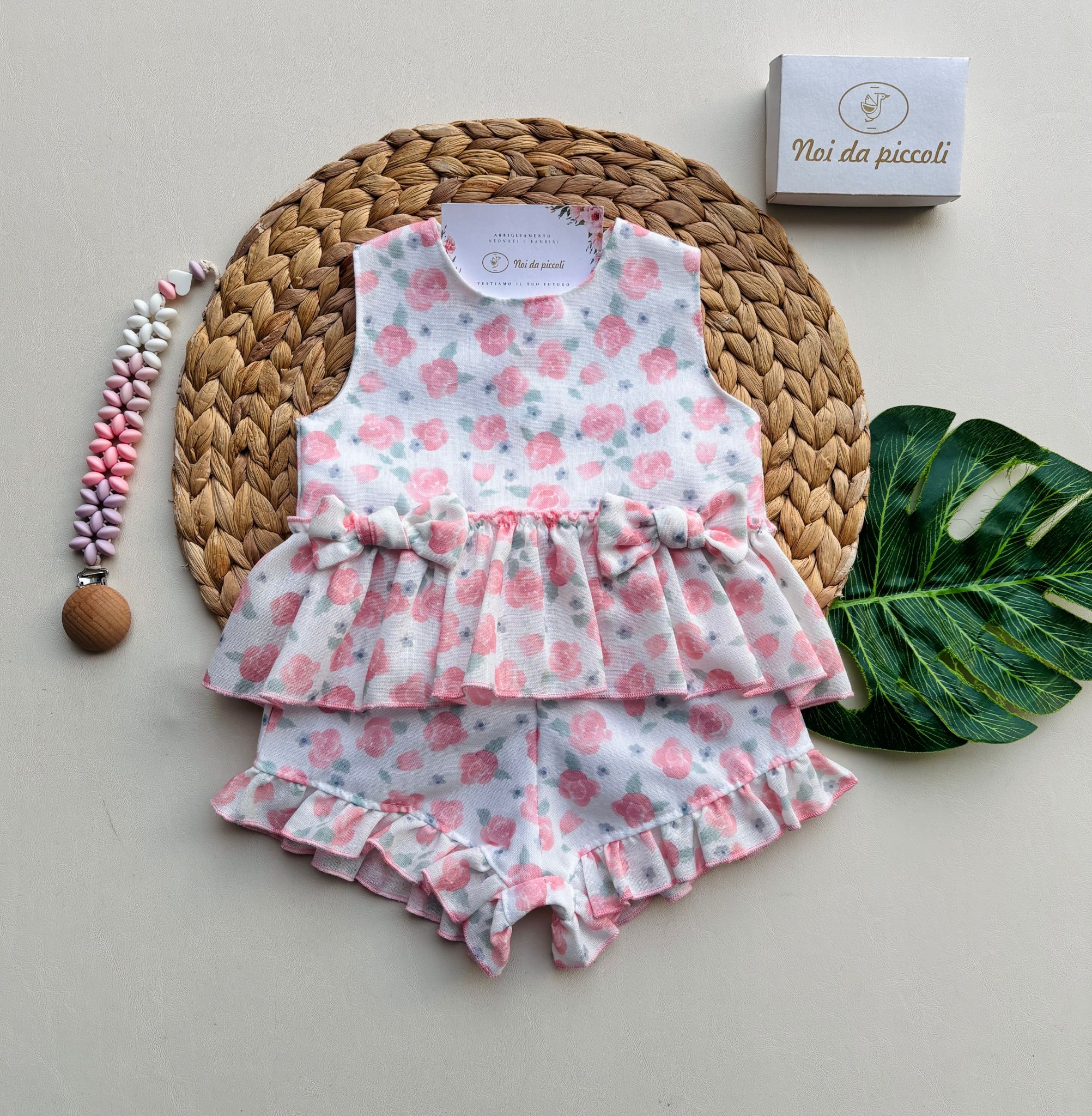 COMPLETO 2 PZ IN COTONE FLOREALE CON FIOCCHETTINI ROSA EMPOLVADO - Noi da piccoli