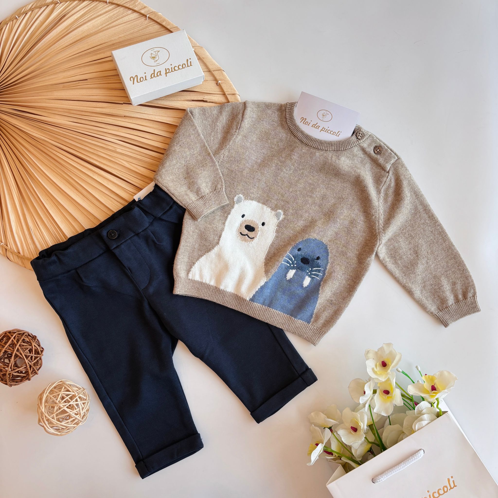 COMPLETO 2 PZ IN FILATO CALDO CON DISEGNINI BEIGE BLU - Noi da piccoli