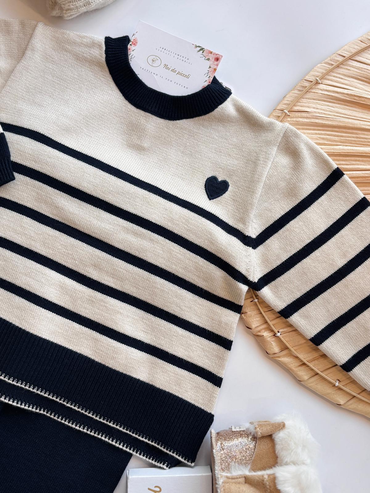 COMPLETO 2 PZ IN FILATO CALDO CON RIGHE E CUORICINO MARINO - Noi da piccoli