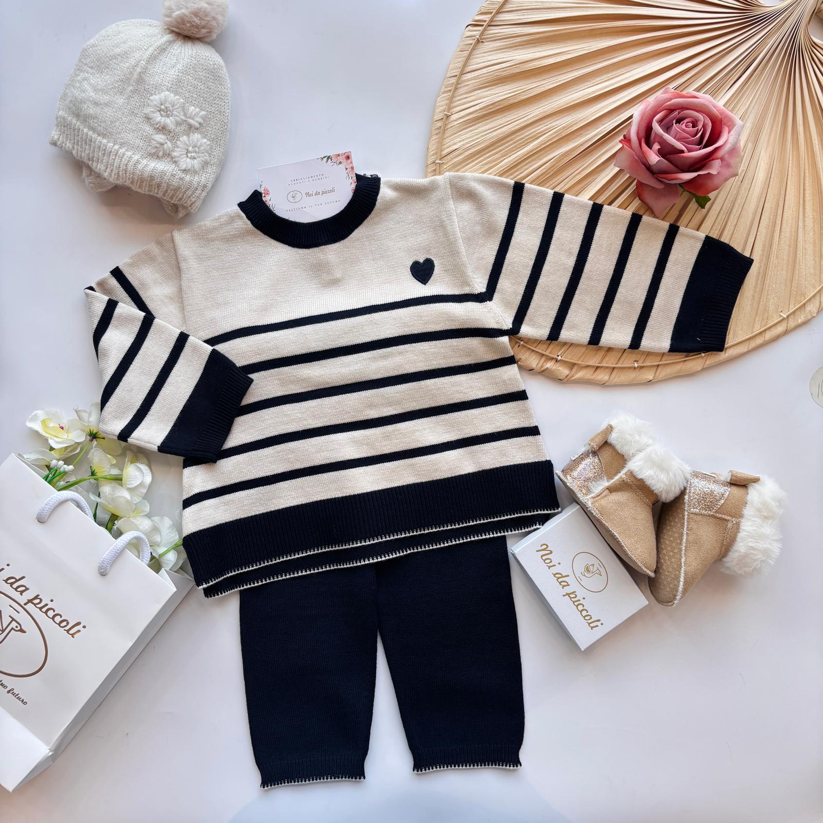 COMPLETO 2 PZ IN FILATO CALDO CON RIGHE E CUORICINO MARINO - Noi da piccoli