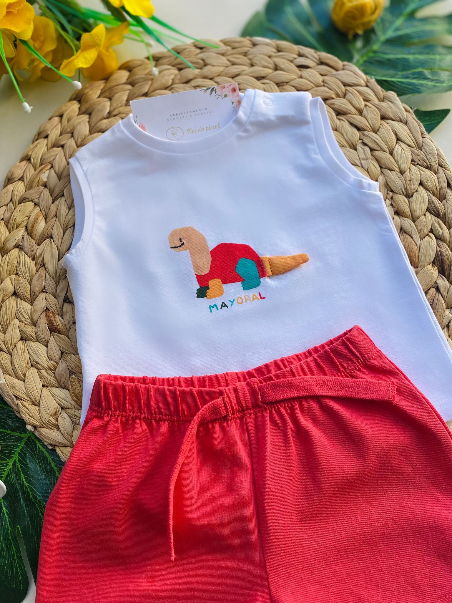completo 2 pz pantaloncino rosso e magliettina bianca con dinosauro - Noi da piccoli