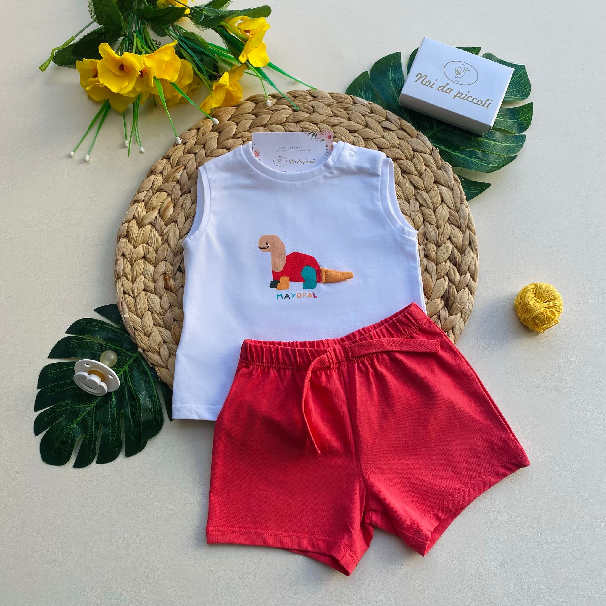 completo 2 pz pantaloncino rosso e magliettina bianca con dinosauro - Noi da piccoli
