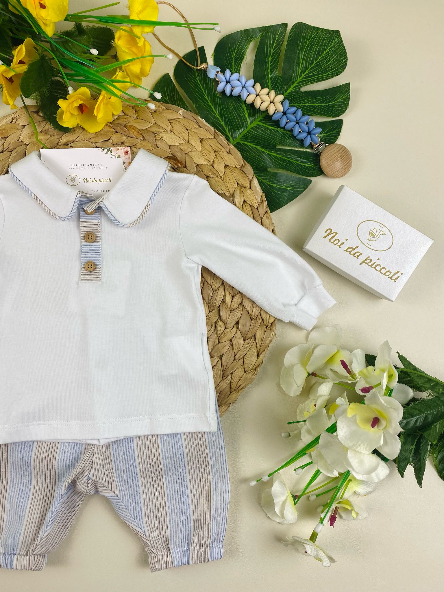 completo 2 pz pantalone a strisce beige e cielo e magliettina bianca - Noi da piccoli