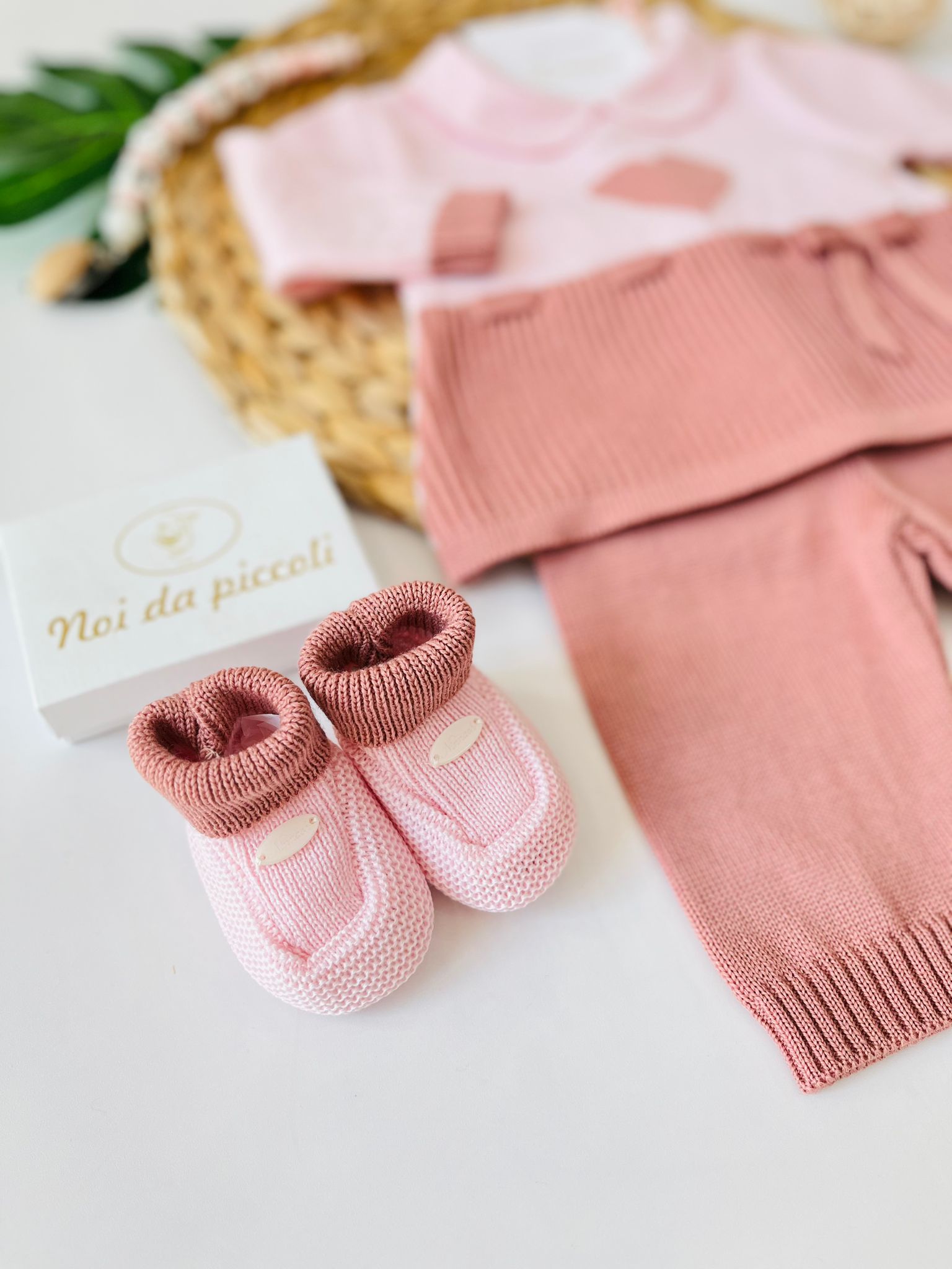 COMPLETO 2PZ CON BABBUCCE 100% LANA MALVA - Noi da piccoli