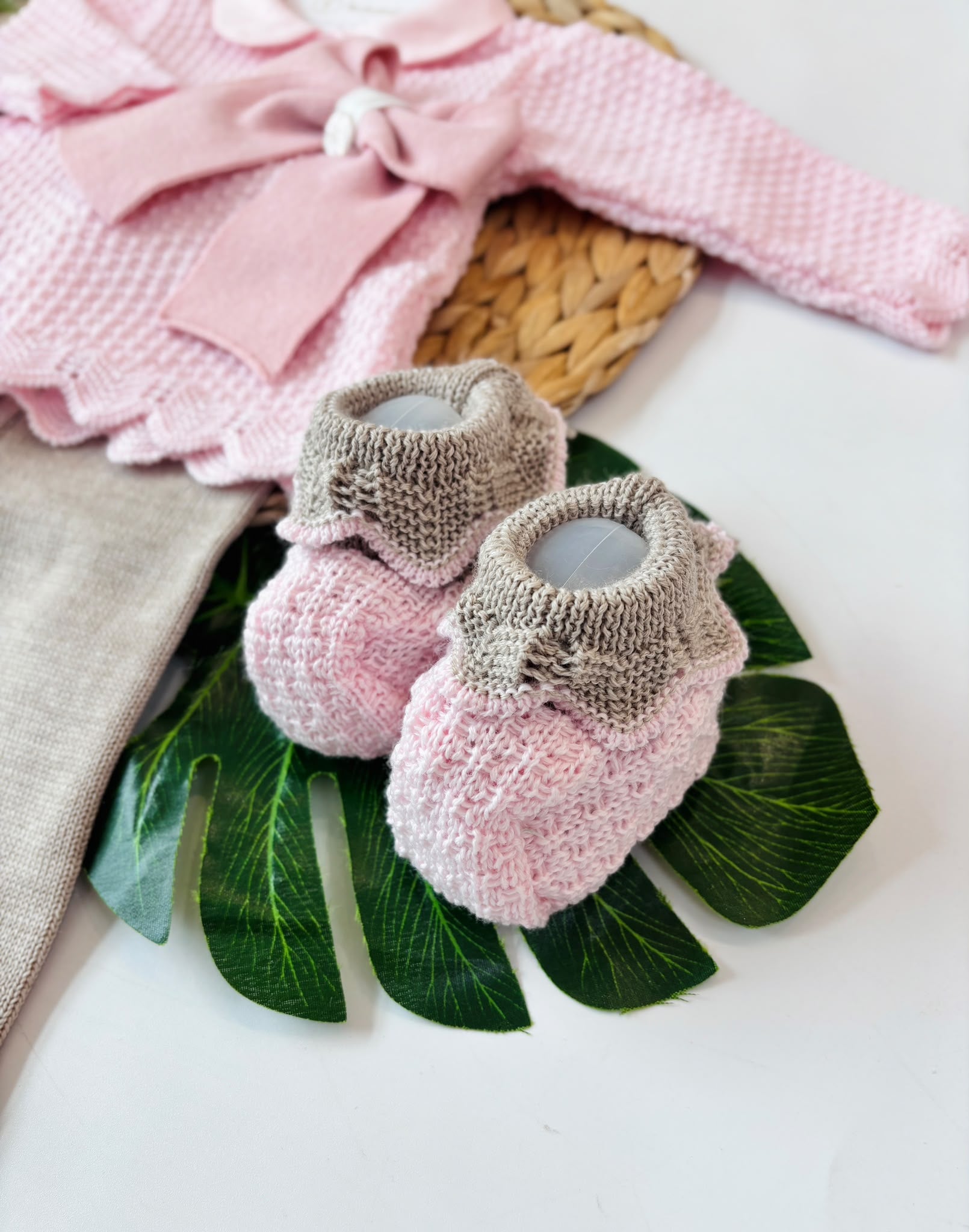 COMPLETO 2PZ CON BABBUCCE 100% LANA MERINO EXTRAFINE ROSA E BEIGE - Noi da piccoli