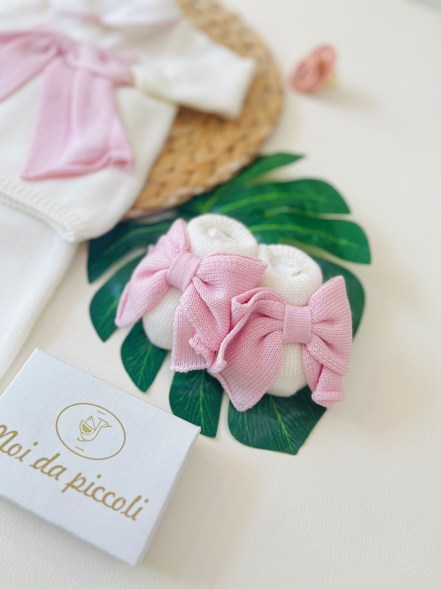 COMPLETO 2PZ CON BABBUCCE FIOCCONE 100% lana merino extrafine ROSA E PANNA - Noi da piccoli