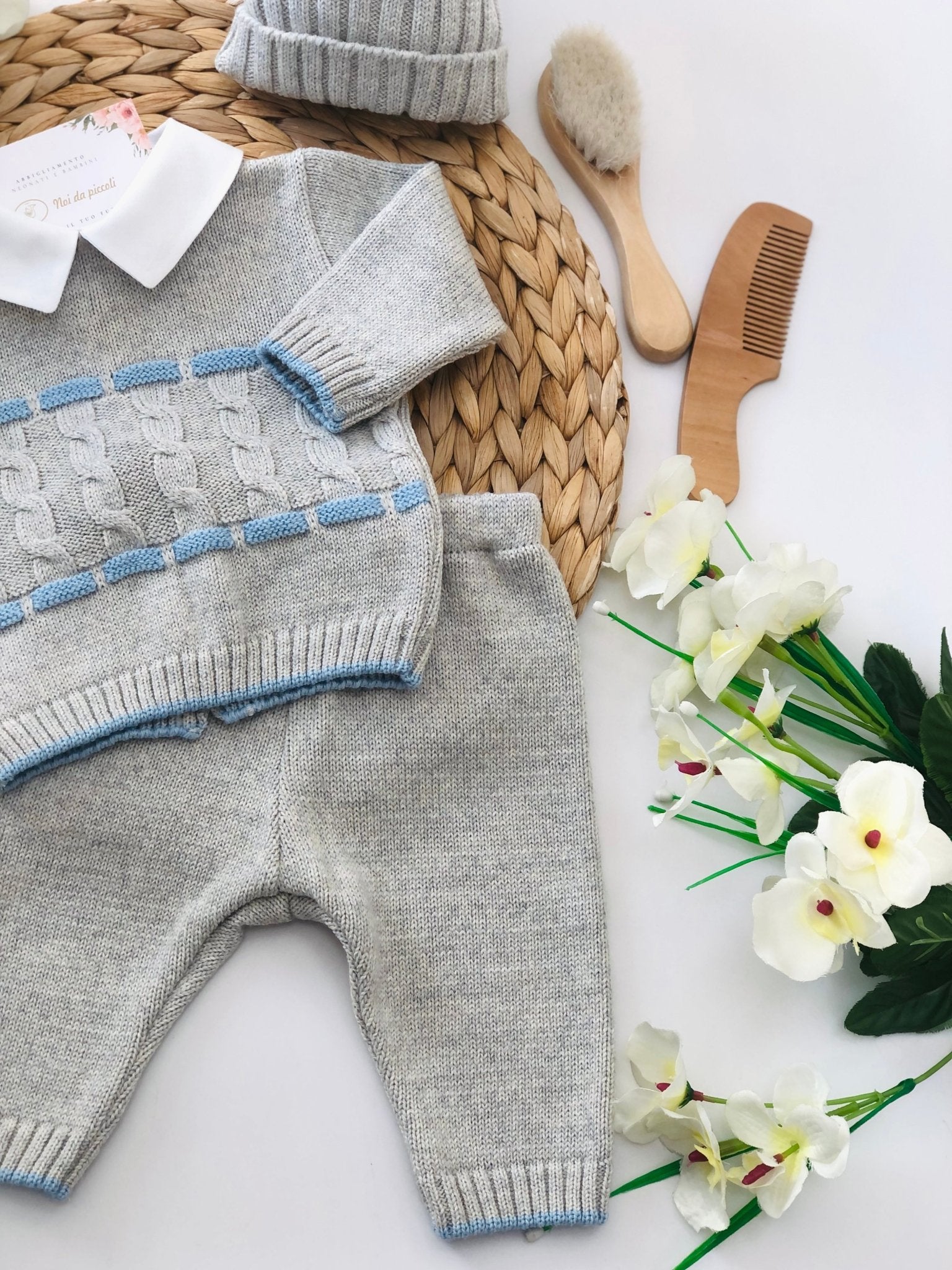 COMPLETO 2PZ CON BABBUCCE GRIGIO E CIELO IN LANA MERINO - Noi da piccoli