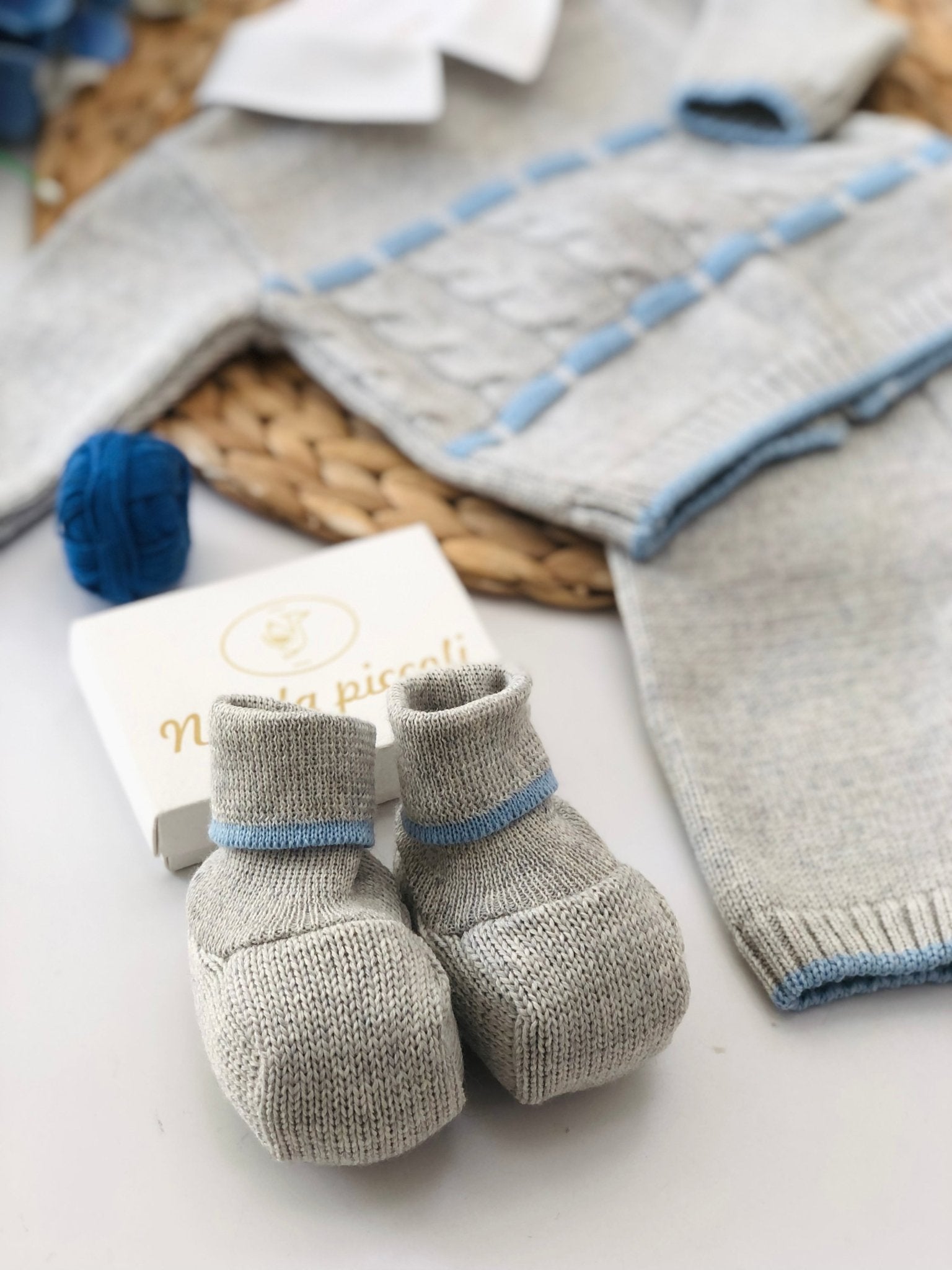 COMPLETO 2PZ CON BABBUCCE GRIGIO E CIELO IN LANA MERINO - Noi da piccoli