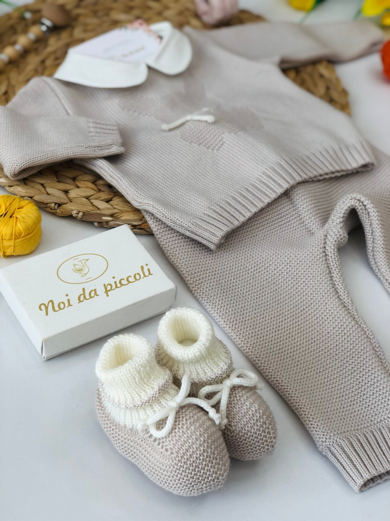 COMPLETO 2PZ CON BABBUCCE IN LANA MERINO EXTRAFINE BEIGE PANNA - Noi da piccoli