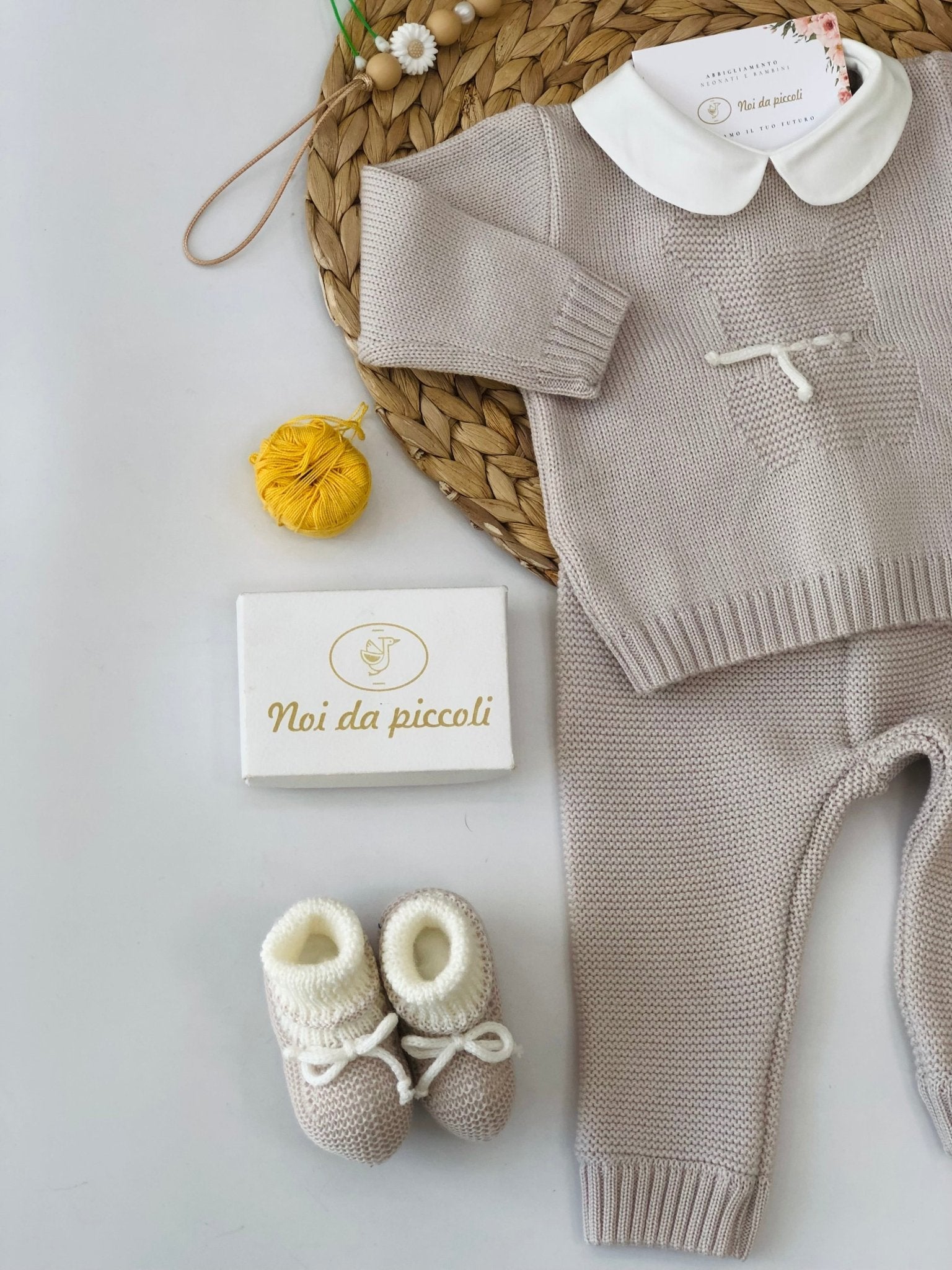 COMPLETO 2PZ CON BABBUCCE IN LANA MERINO EXTRAFINE BEIGE PANNA - Noi da piccoli