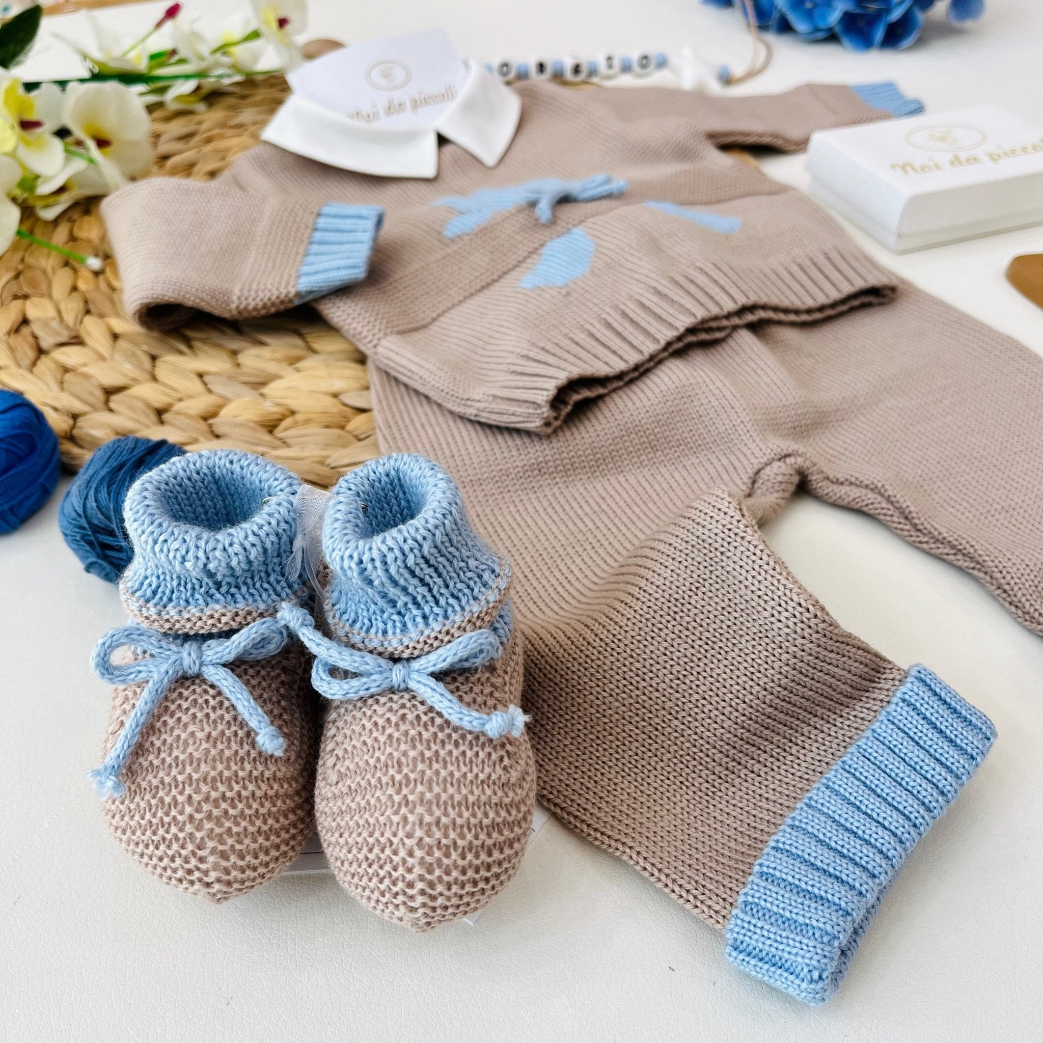 COMPLETO 2PZ CON BABBUCCE IN LANA MERINO EXTRAFINE NOCCIOLA CIELO - Noi da piccoli