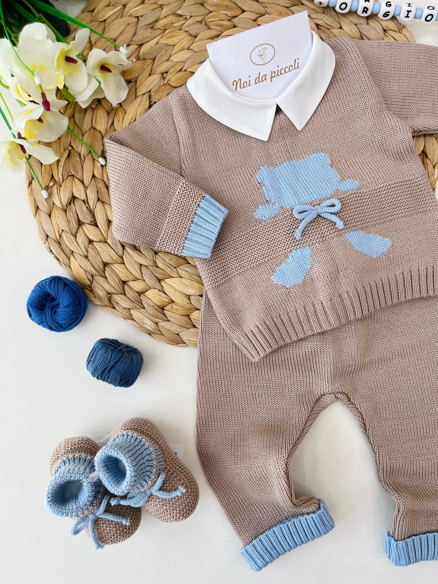 COMPLETO 2PZ CON BABBUCCE IN LANA MERINO EXTRAFINE NOCCIOLA CIELO - Noi da piccoli