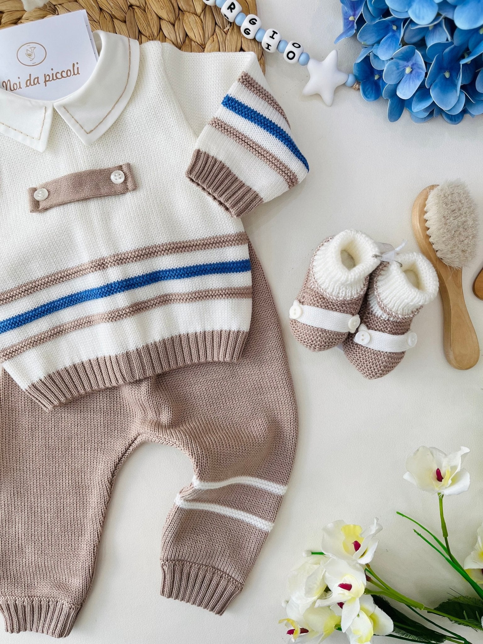 COMPLETO 2PZ CON BABBUCCE IN LANA MERINO EXTRAFINE PANNA NOCCIOLA - Noi da piccoli