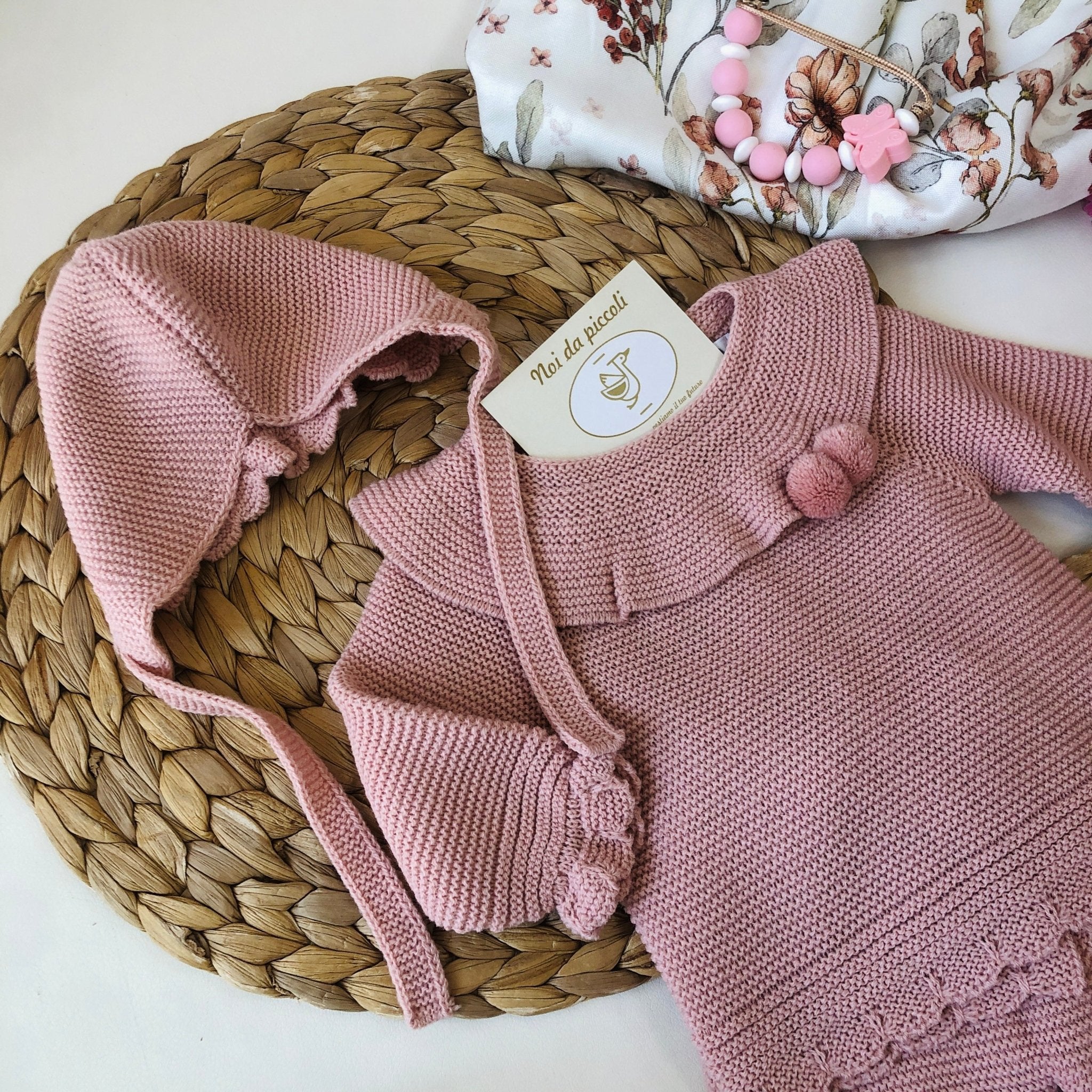 COMPLETO 2PZ CON CUFFIA FILATO CALDO ROSA EMPOLVADO PONPOM - Noi da piccoli