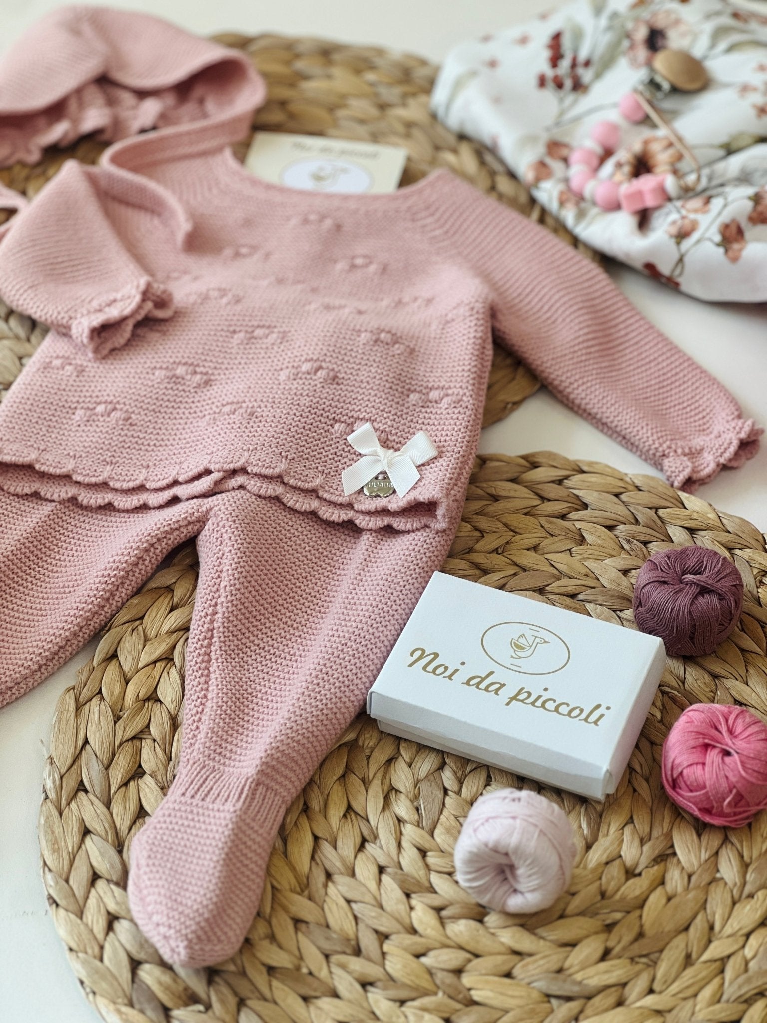 COMPLETO 2PZ CON CUFFIA ROSA FILATO CALDO ROSA EMPOLVADO - Noi da piccoli