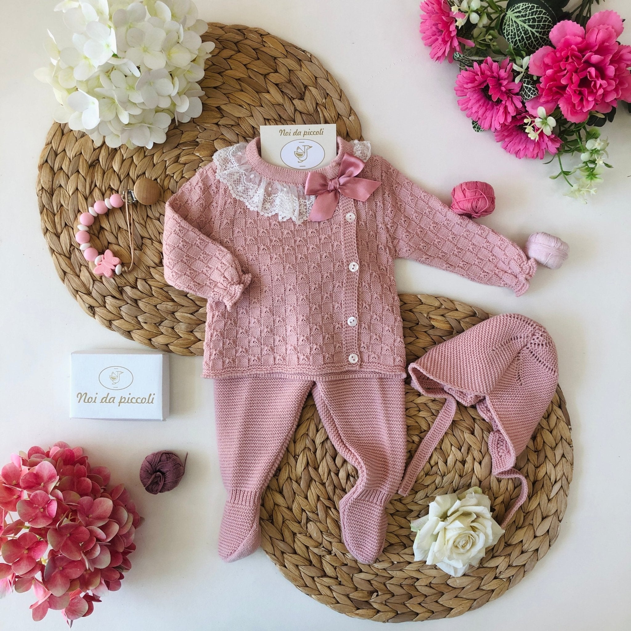 COMPLETO 2PZ CON CUFFIA ROSA FILATO CALDO ROSA EMPOLVADO BOTTONCINI - Noi da piccoli