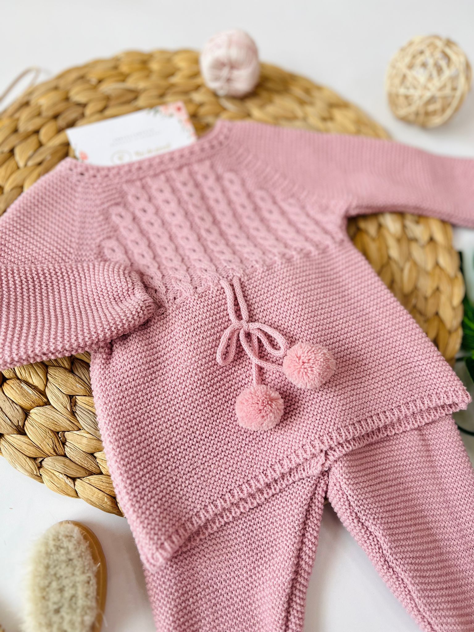 COMPLETO 2PZ CON CUFFIETTA PON POM 100% ACRILICO ROSA INTENSO TRECCE - Noi da piccoli