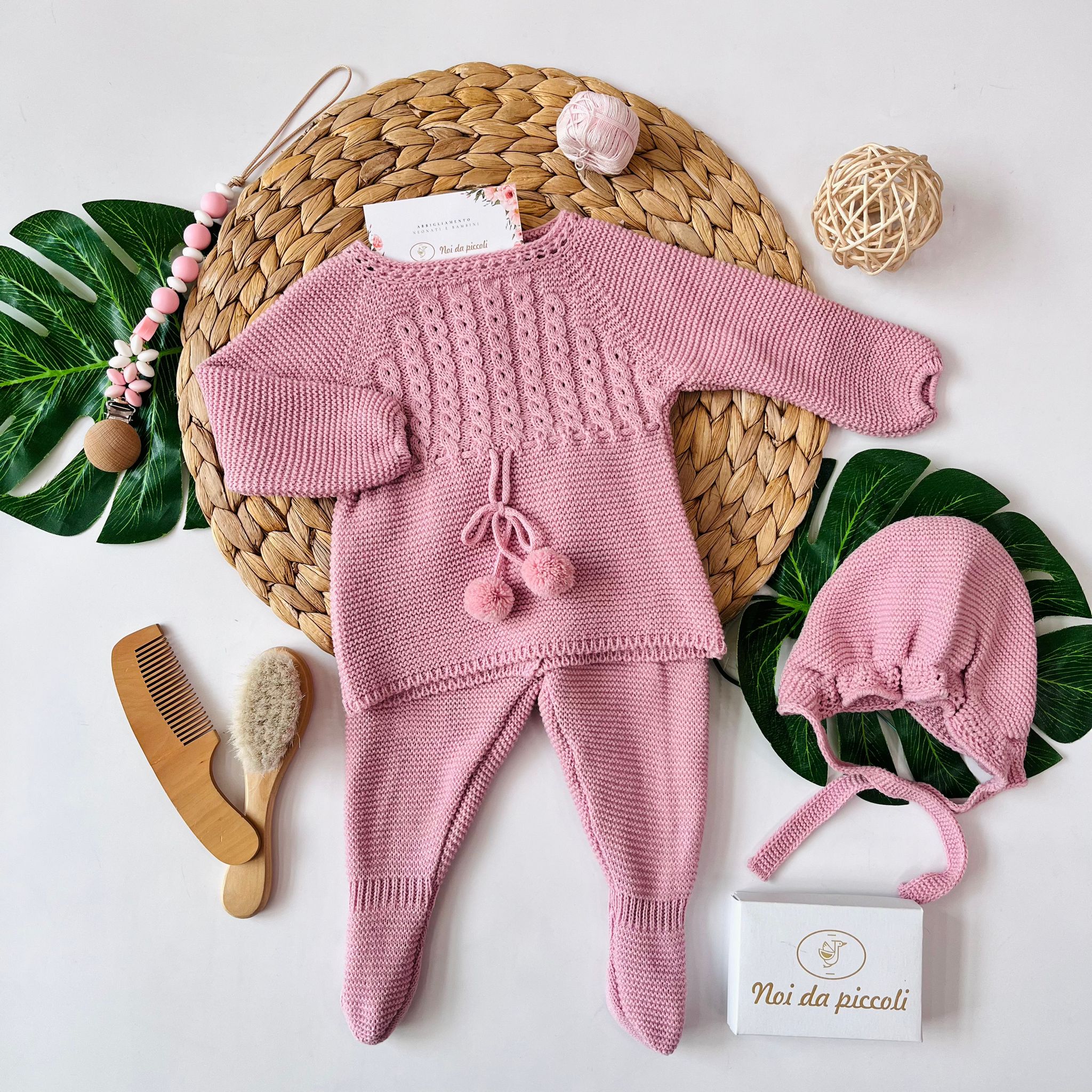 COMPLETO 2PZ CON CUFFIETTA PON POM 100% ACRILICO ROSA INTENSO TRECCE - Noi da piccoli