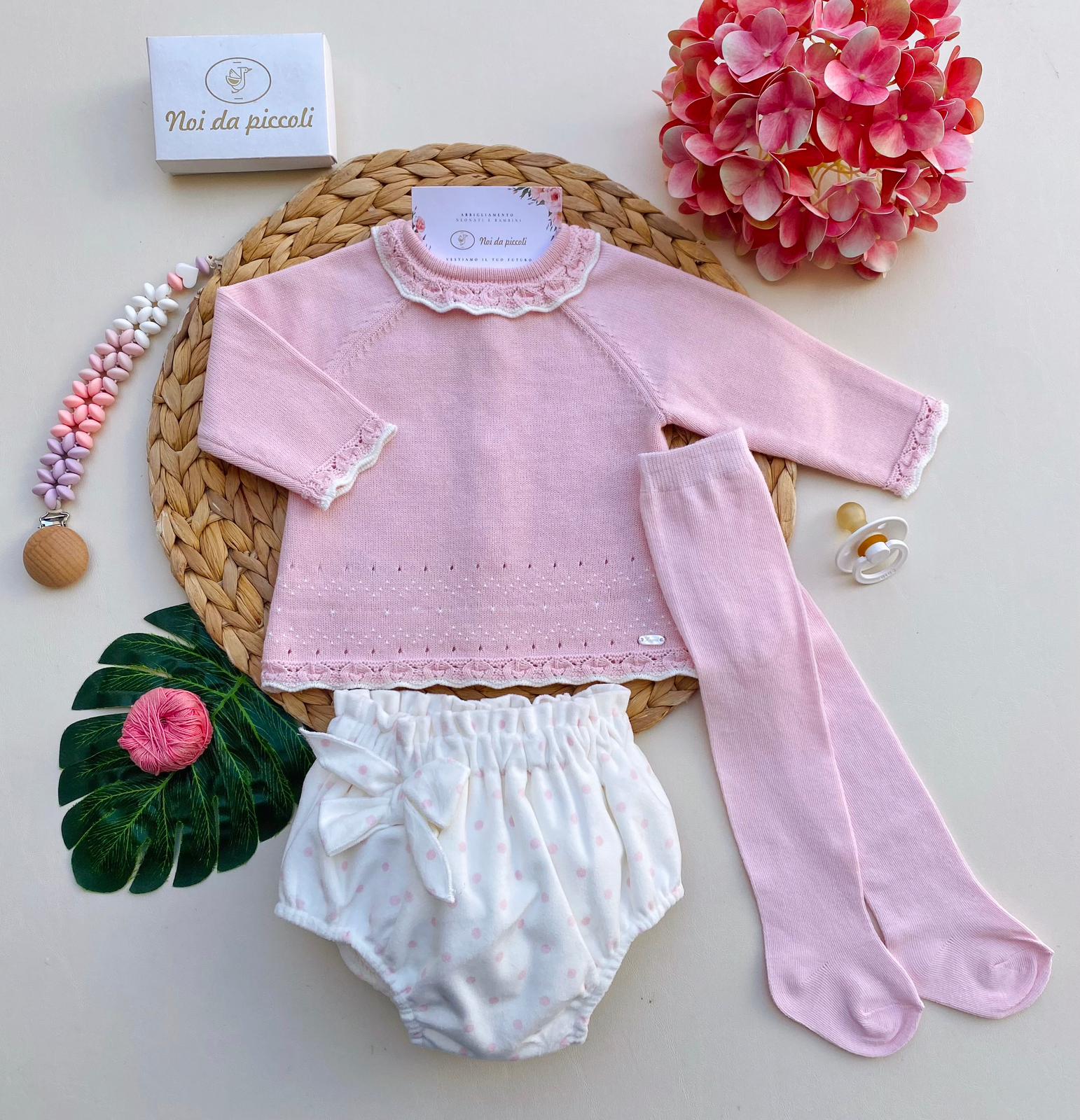 COMPLETO 3 PZ A POIS E RICAMINI DELICATI FILATO CALDO BIANCO ROSA - Noi da piccoli